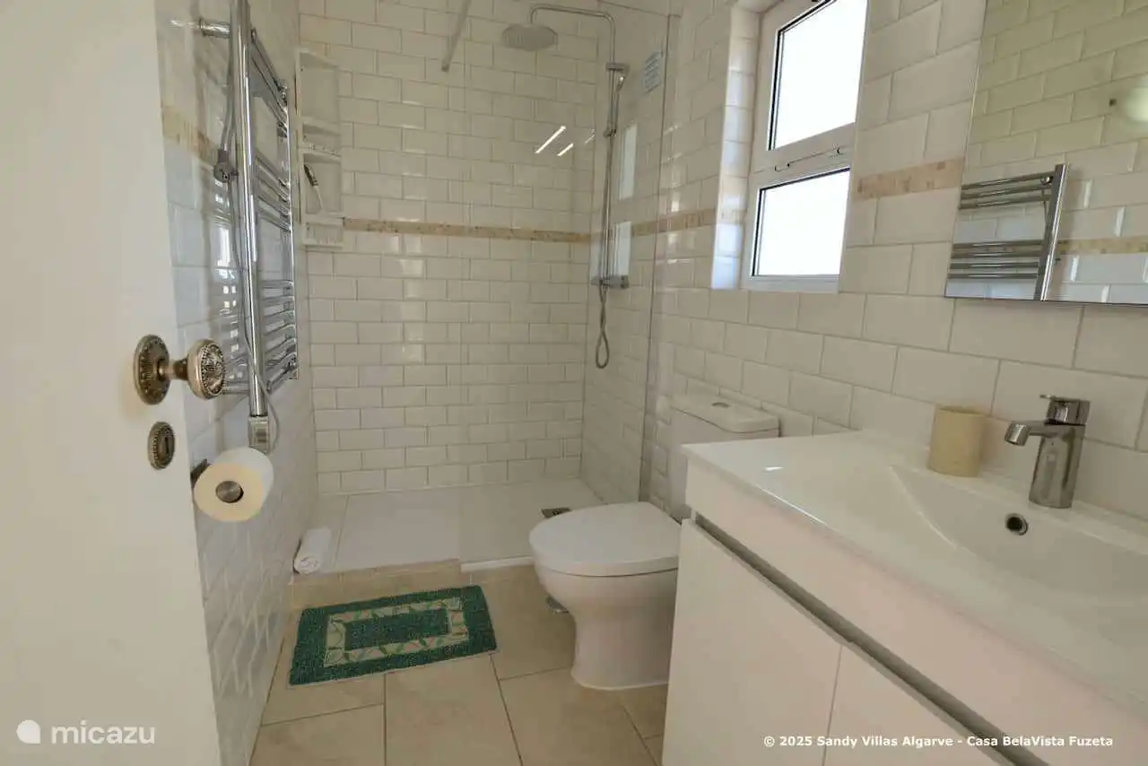 Casa BelaVista Fuzeta - salle de bain privée de la chambre 4