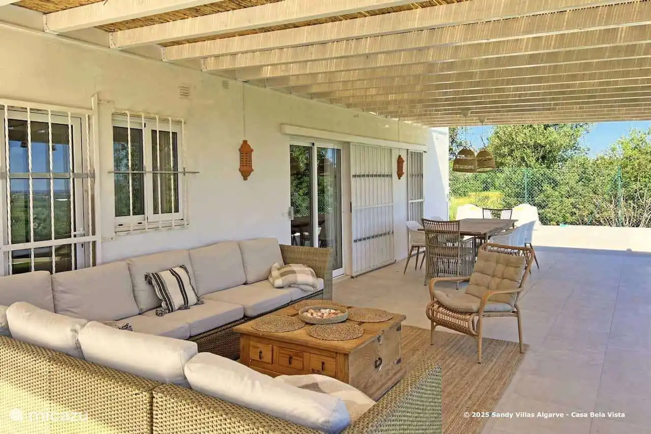 Casa BelaVista Fuzeta - Salon et table extérieure sur terrasse