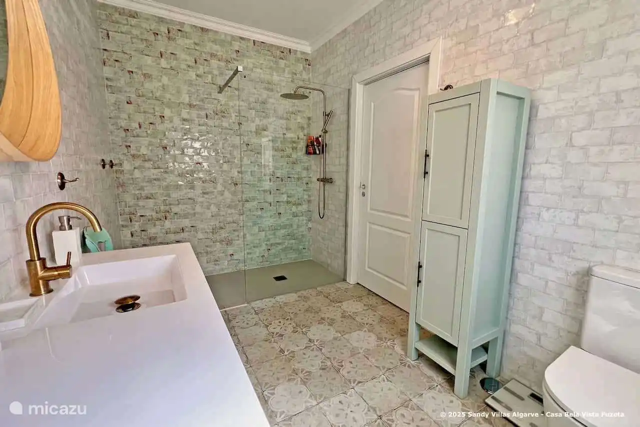 Casa BelaVista Fuzeta - salle de bain attenante