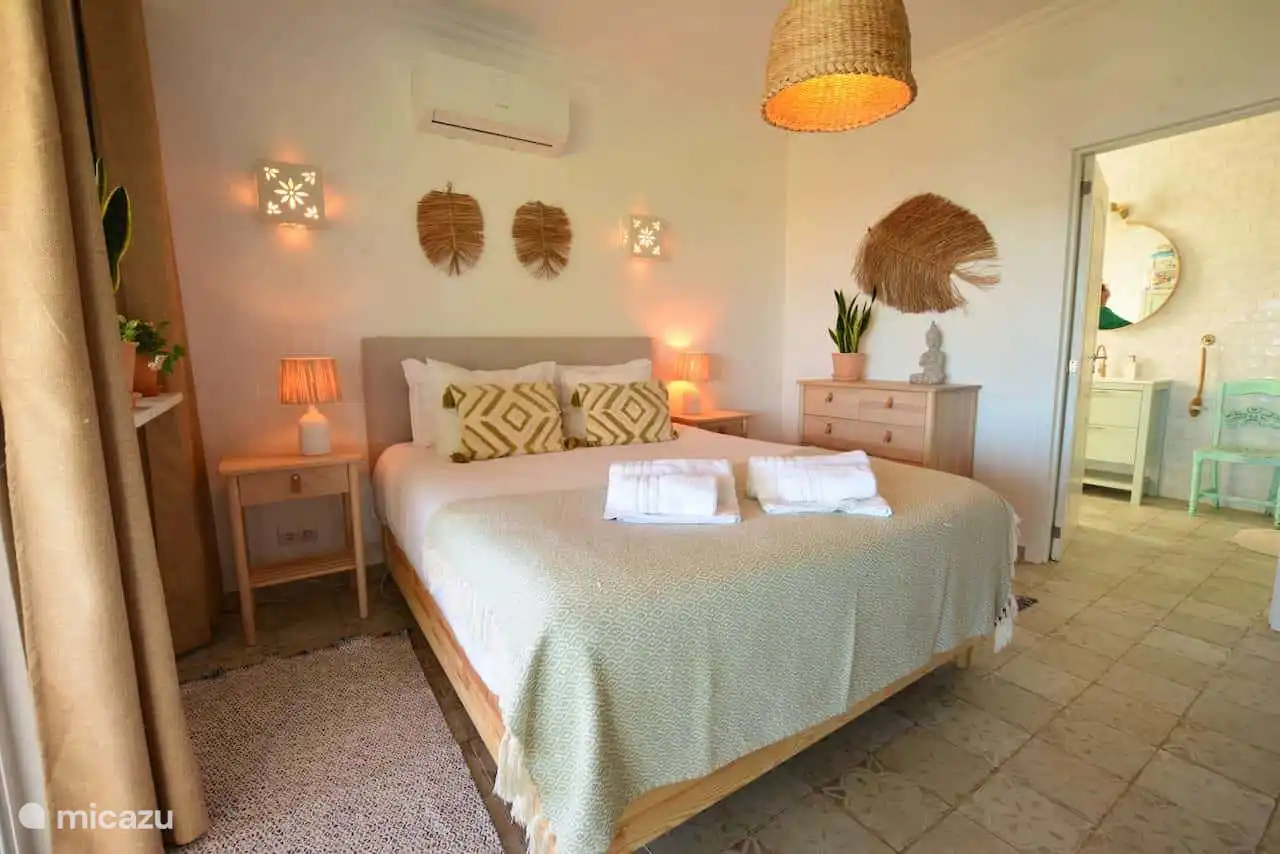 Casa BelaVista Fuzeta - Chambre principale avec salle de bain attenante