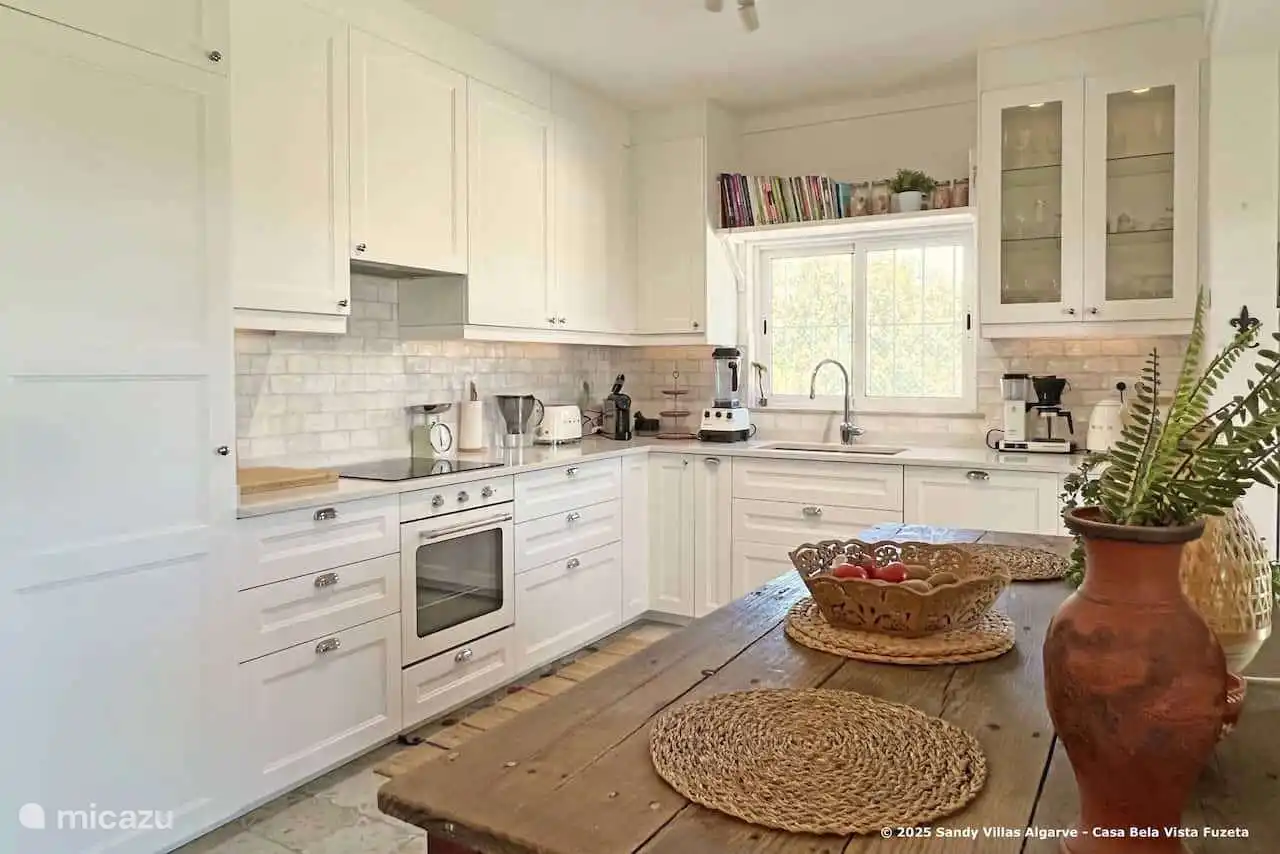 Casa BelaVista Fuzeta - cuisine entièrement équipée