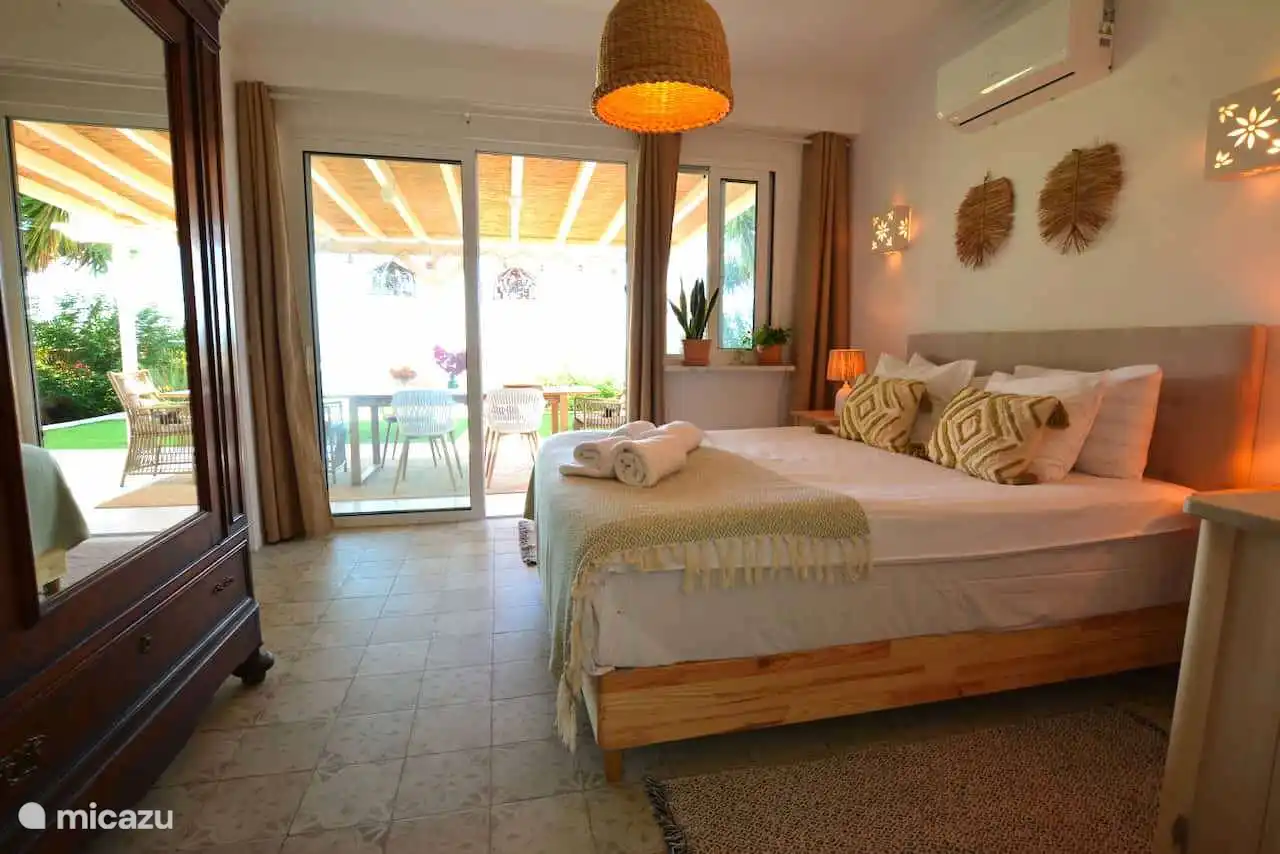 Casa BelaVista Fuzeta - Chambre parentale avec accès direct à la terrasse avec vue sur la mer.