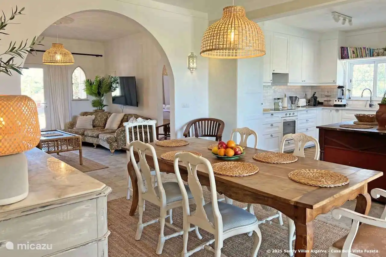 Casa BelaVista Fuzeta - cuisine et salle à manger entièrement équipées