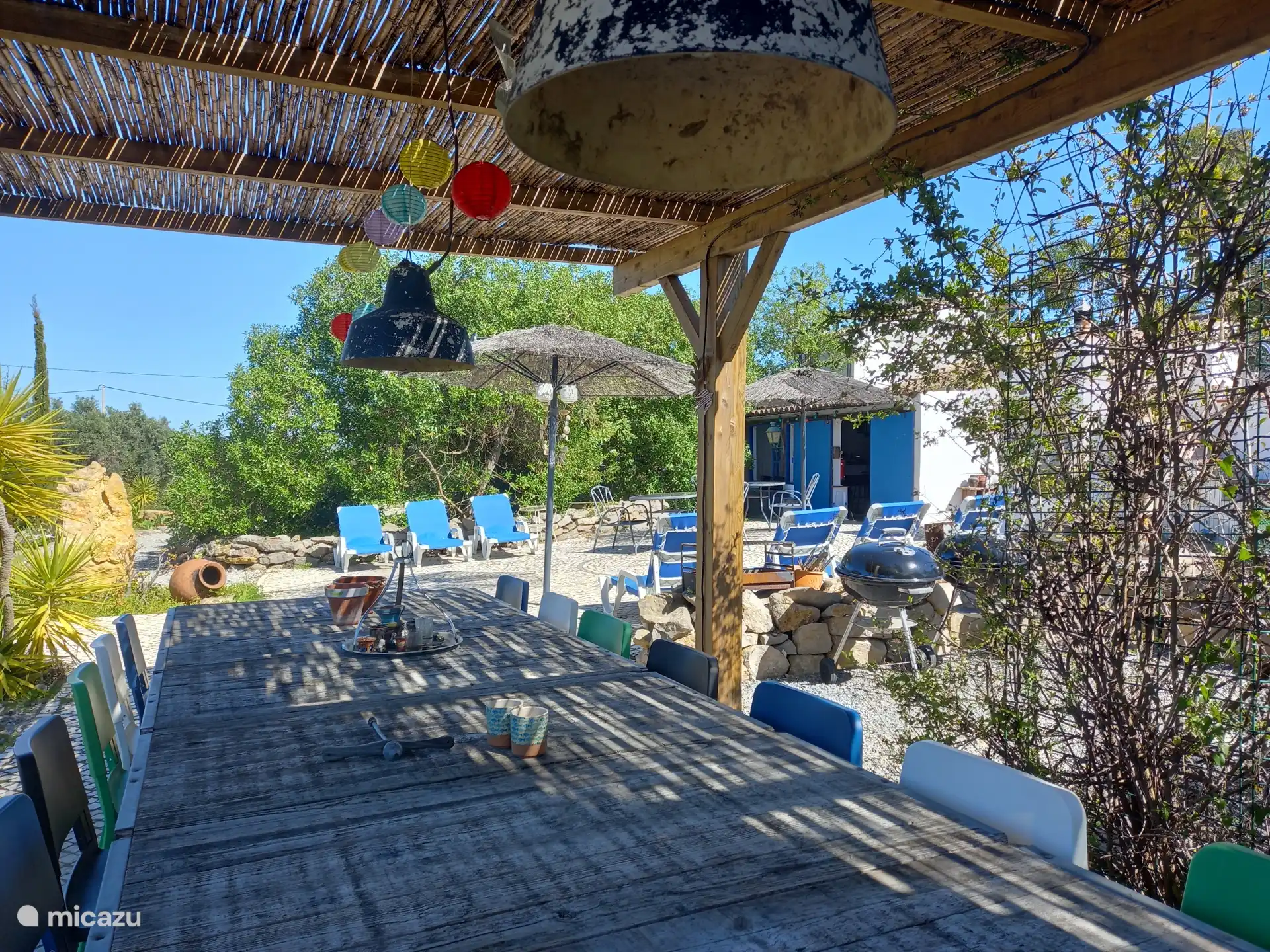 Ruim terras bij het grote zwembad