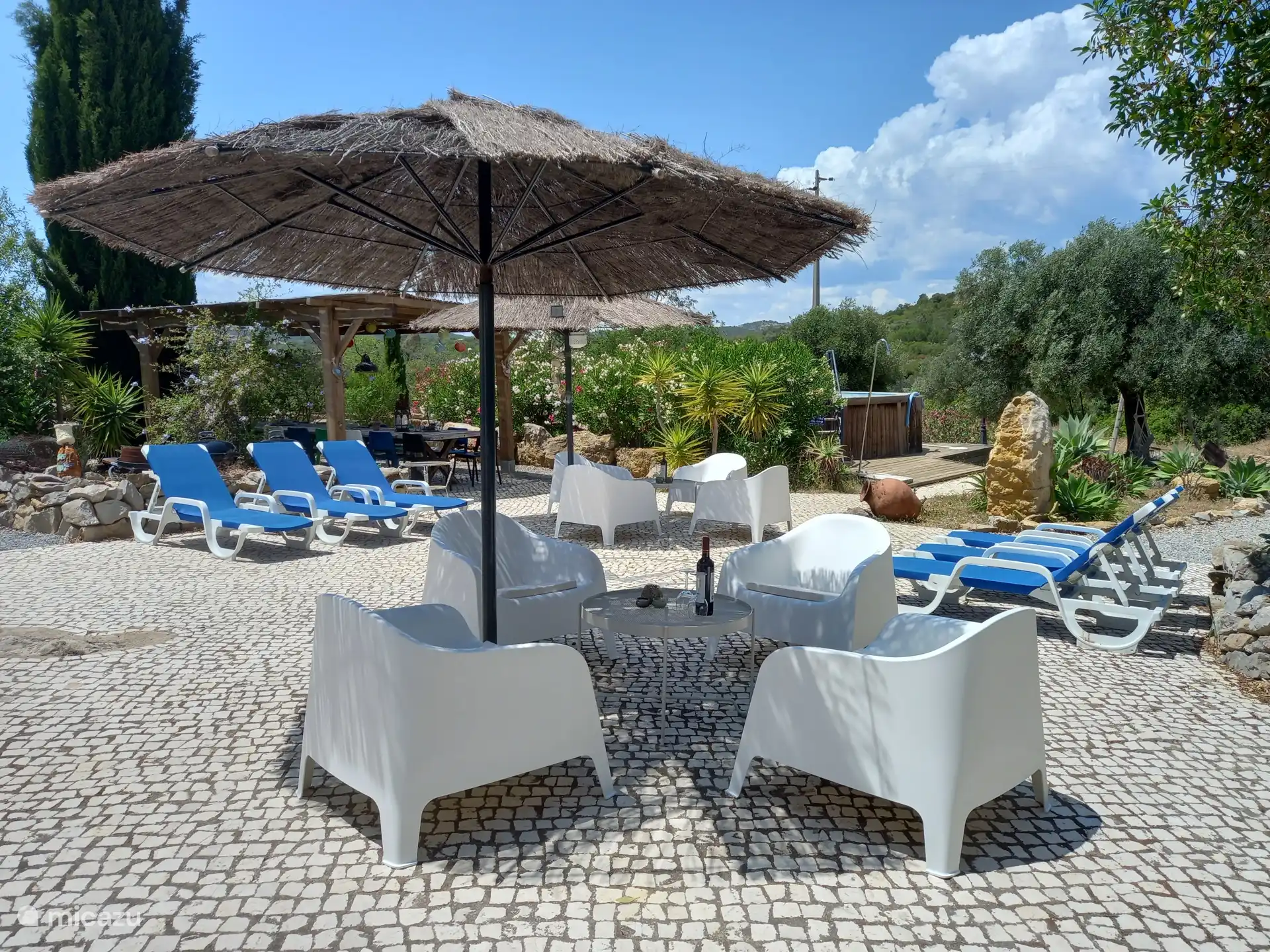 Lekker lounchen bij het grote zwembad