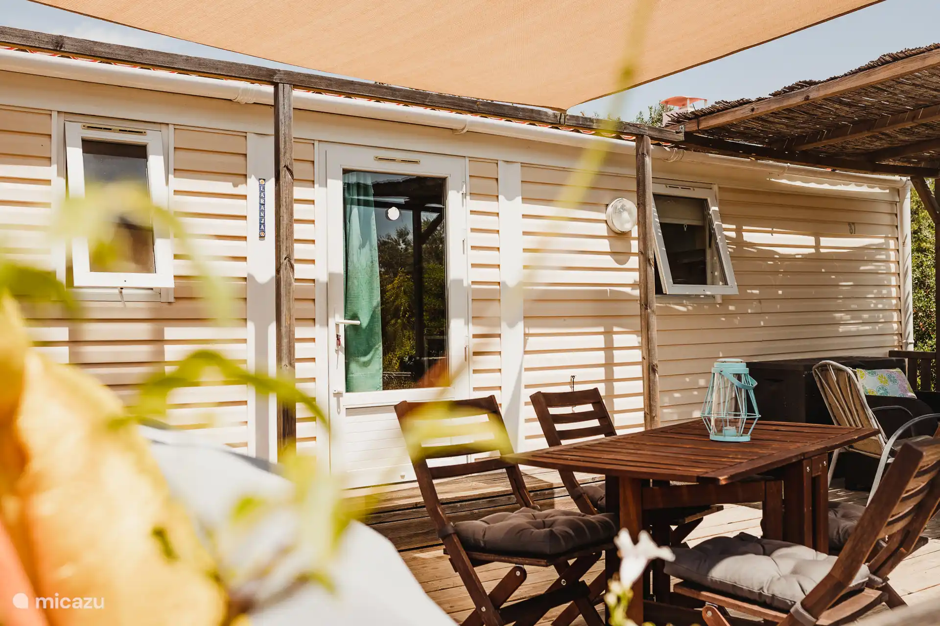 Ruim buitenterras met gasbarbecue. Zwembadje is veilig aflsuitbaar met een hekje