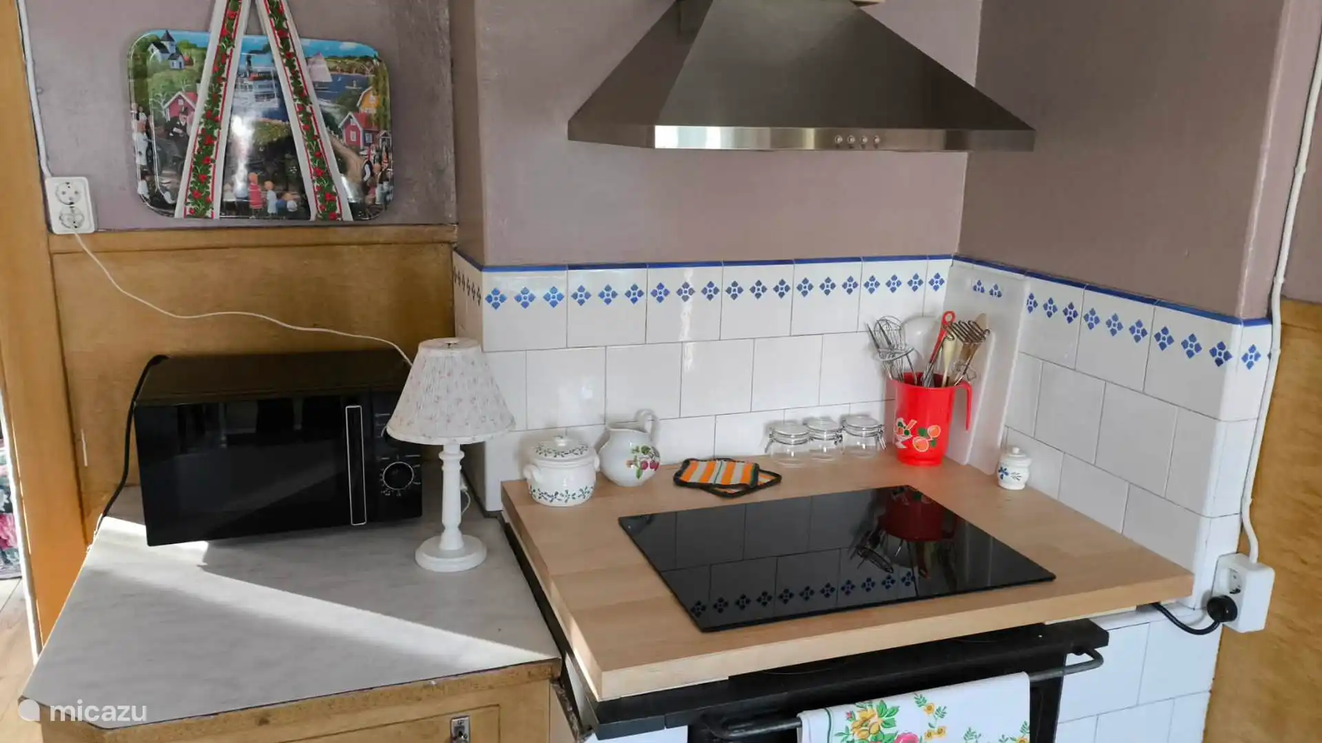 Induction hob/microwave/extractor hood. Fully equipped kitchen.