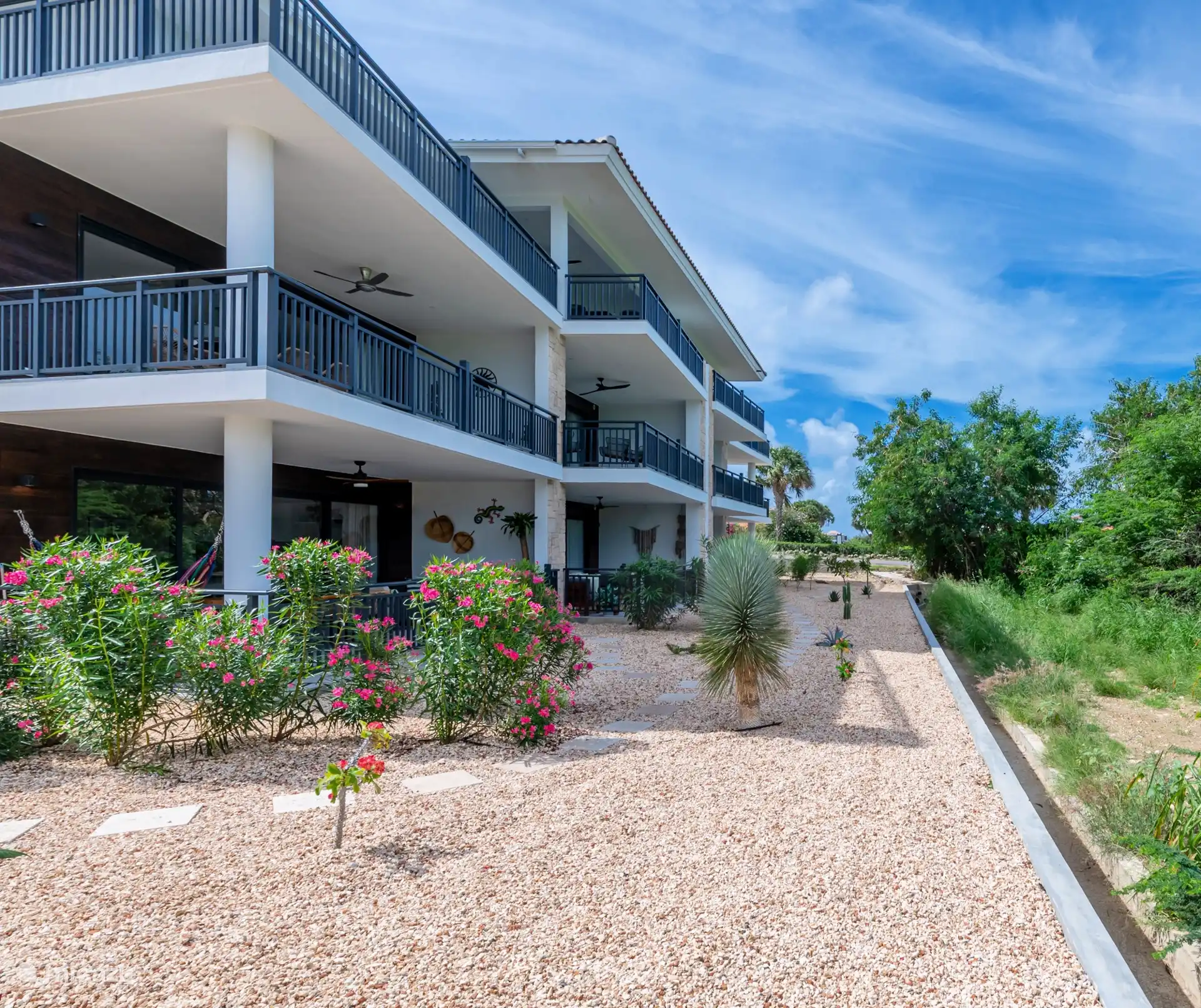 Het complex met de tuin.