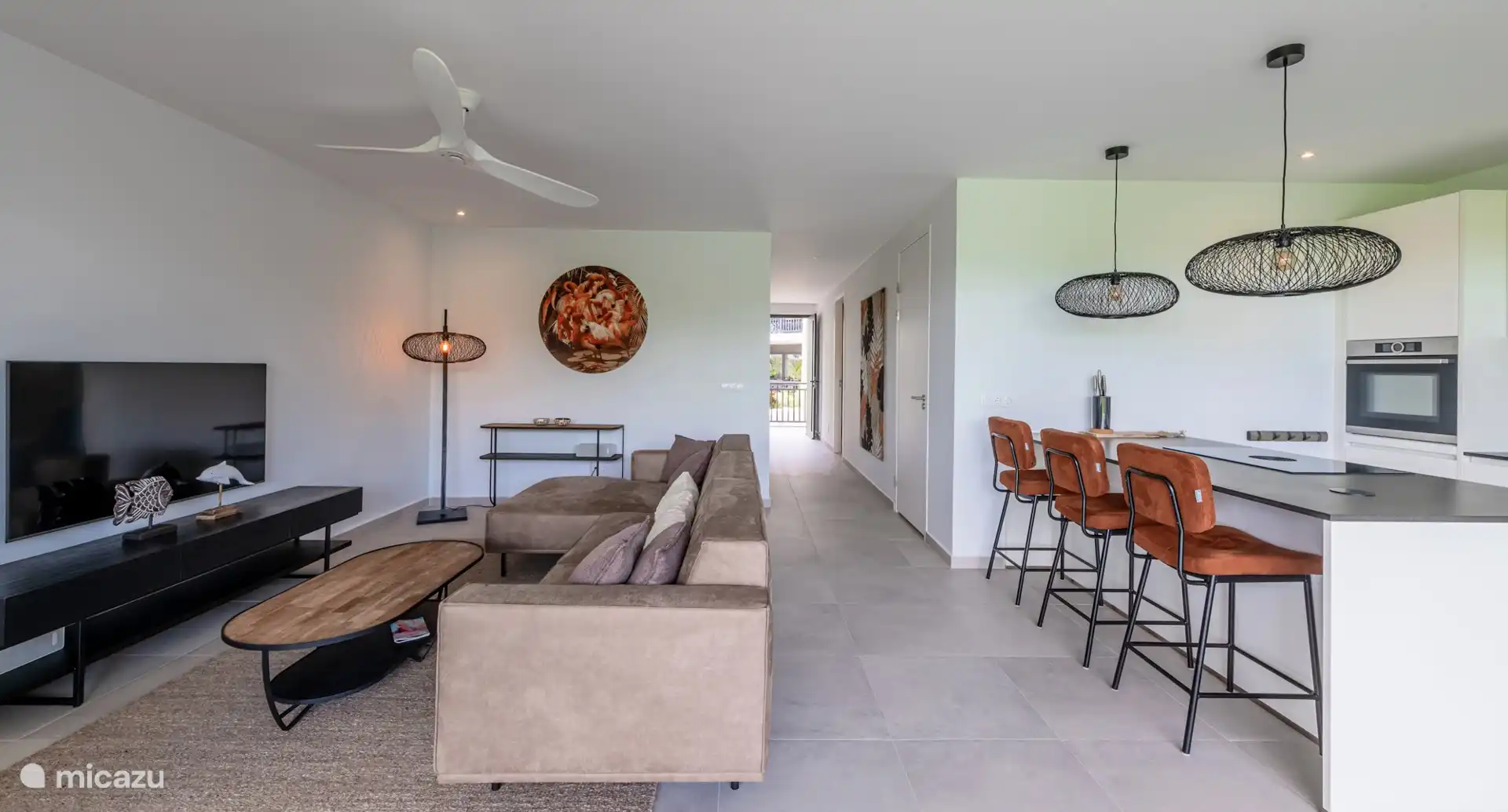 Woonkamer met openkeuken.