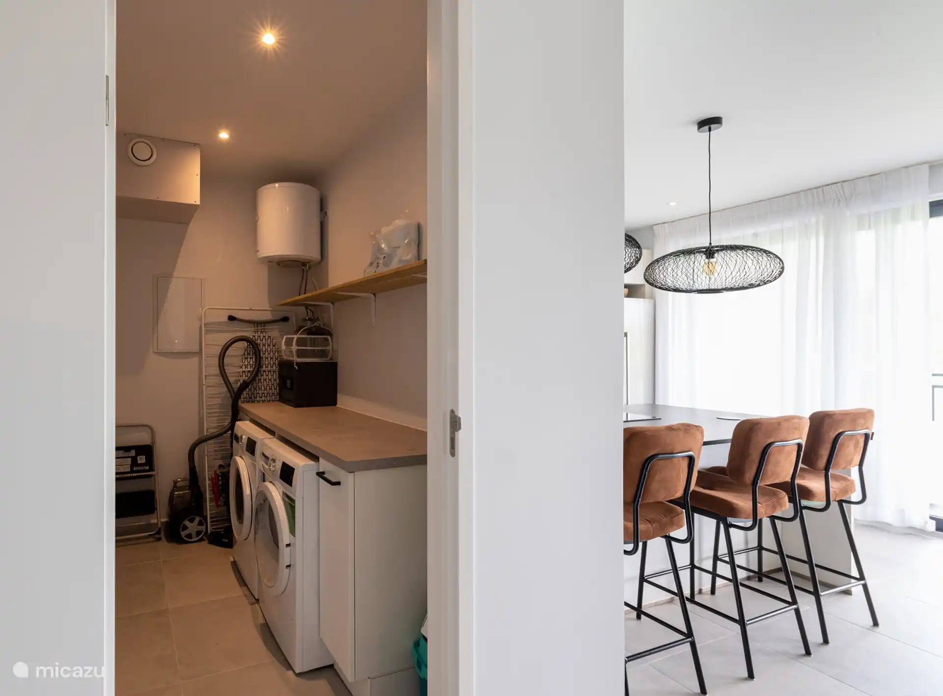 Wasruimte met wasdroger en strijkplank