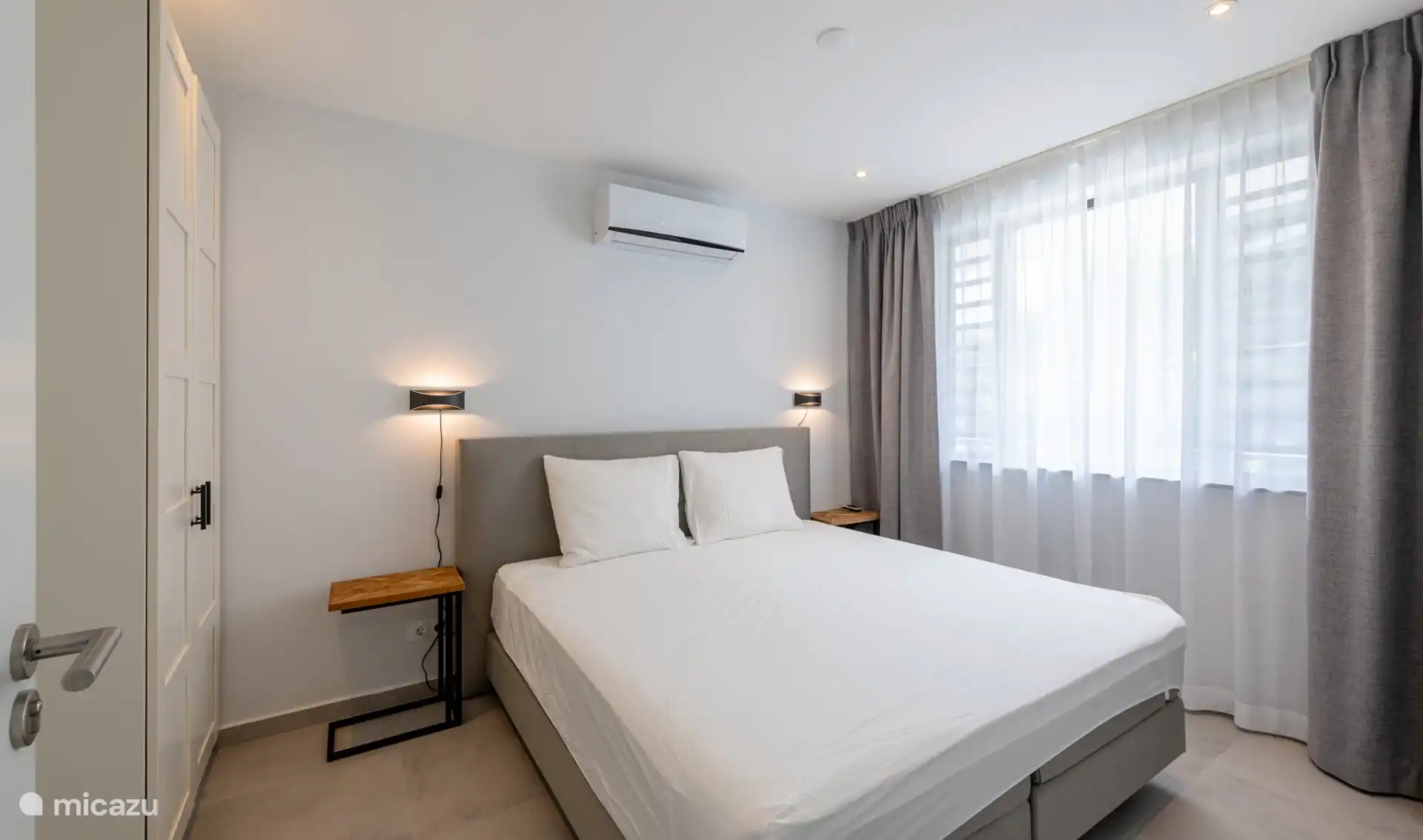 Slaapkamer 2 met een tweepersoonsbed.