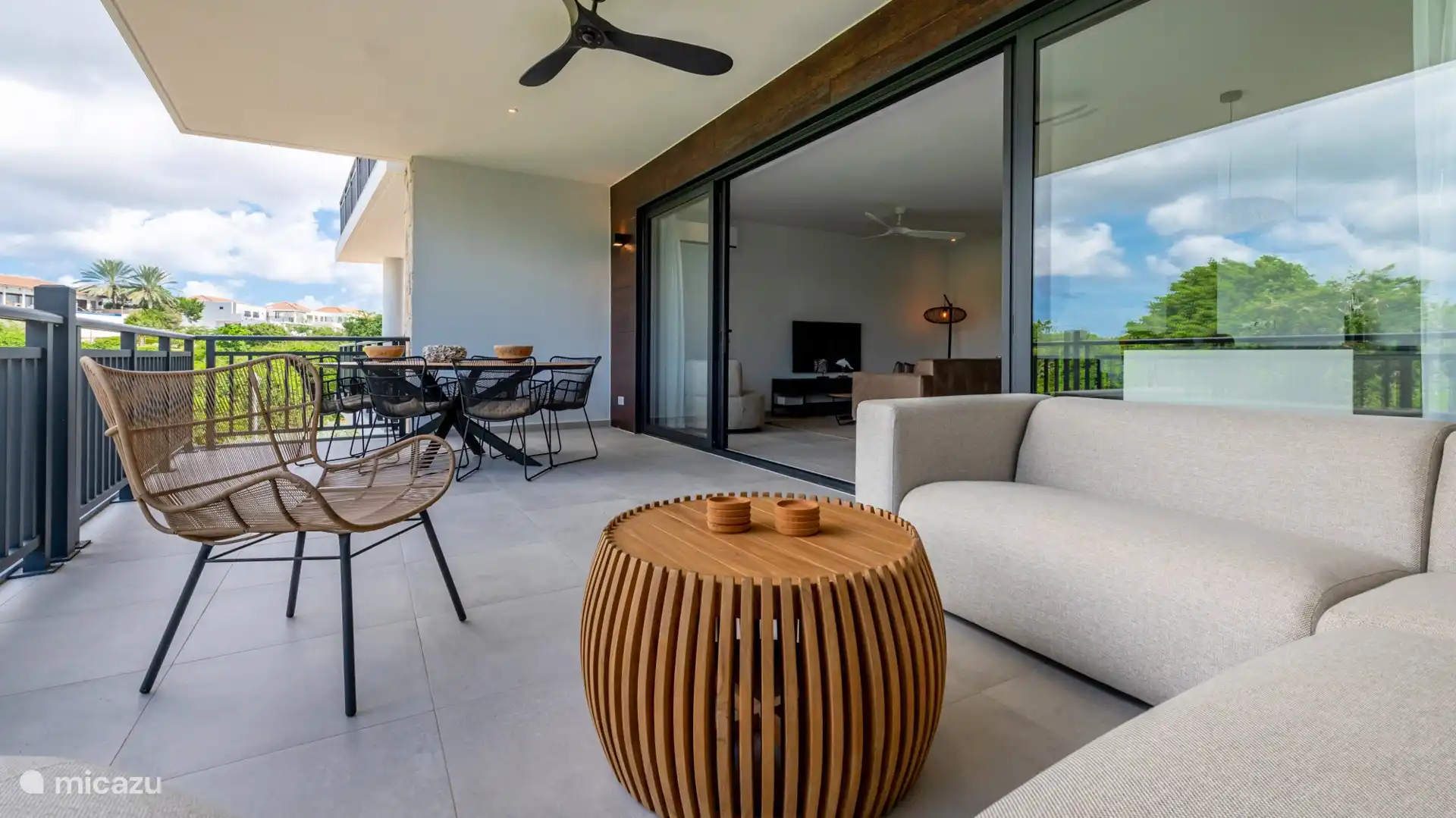 Ruim terras met veel pricay