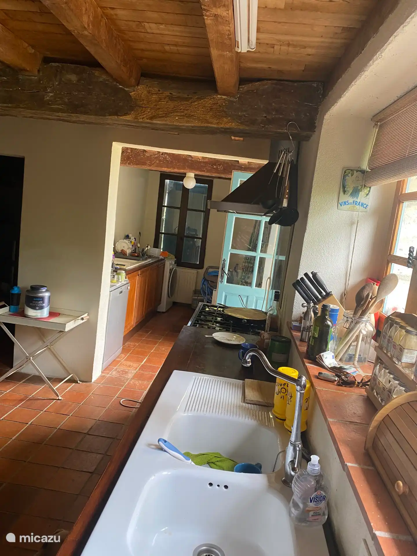 Buanderie avec lave-vaisselle et machine à laver