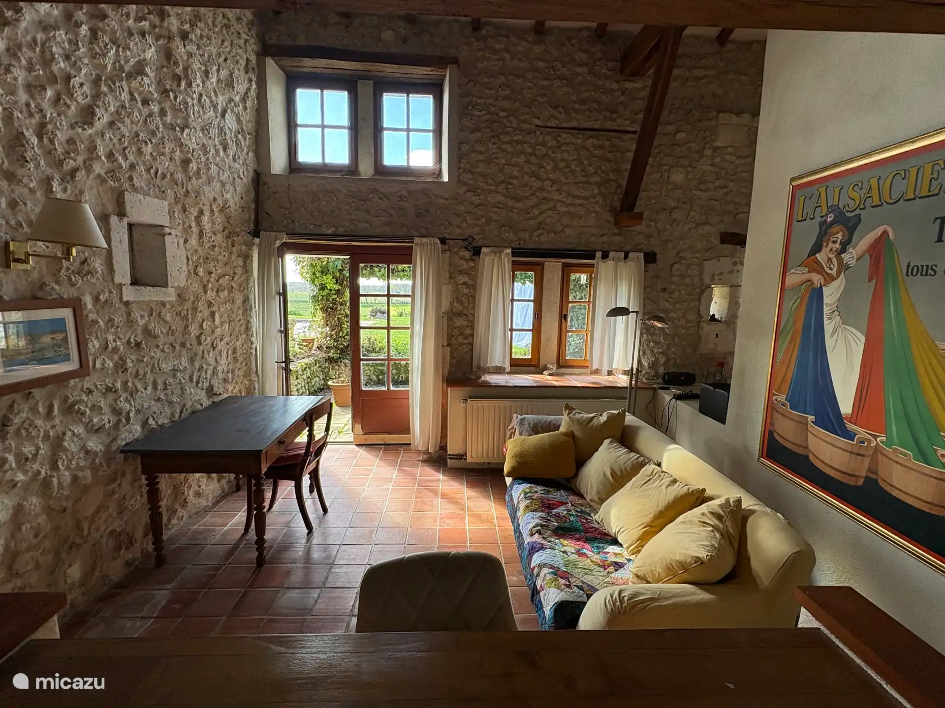 Pequeño salón con lugar de trabajo