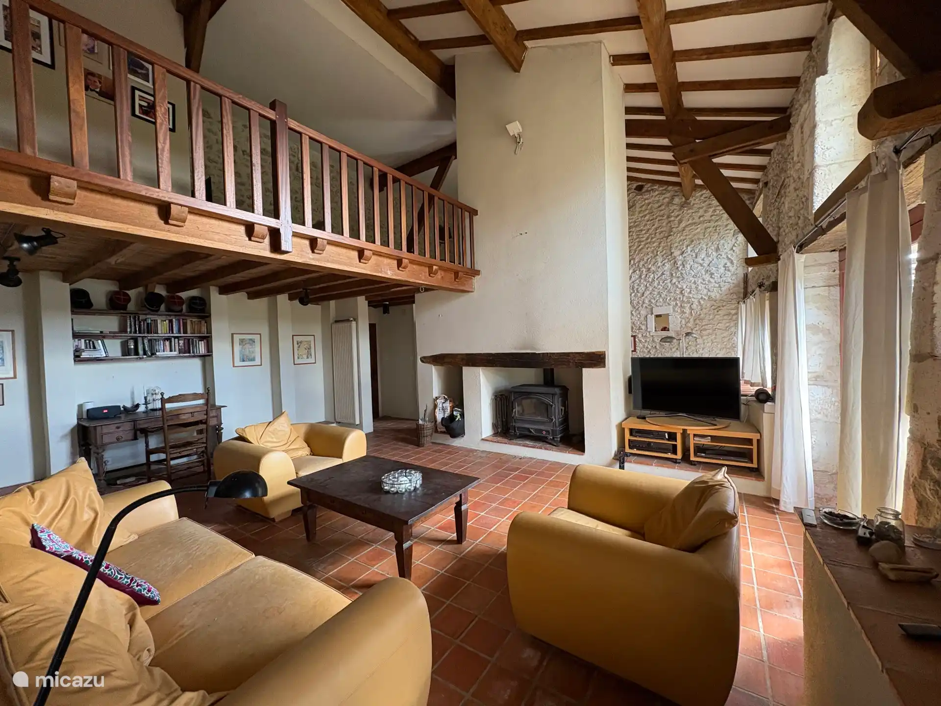 Gran salón con estufa de leña