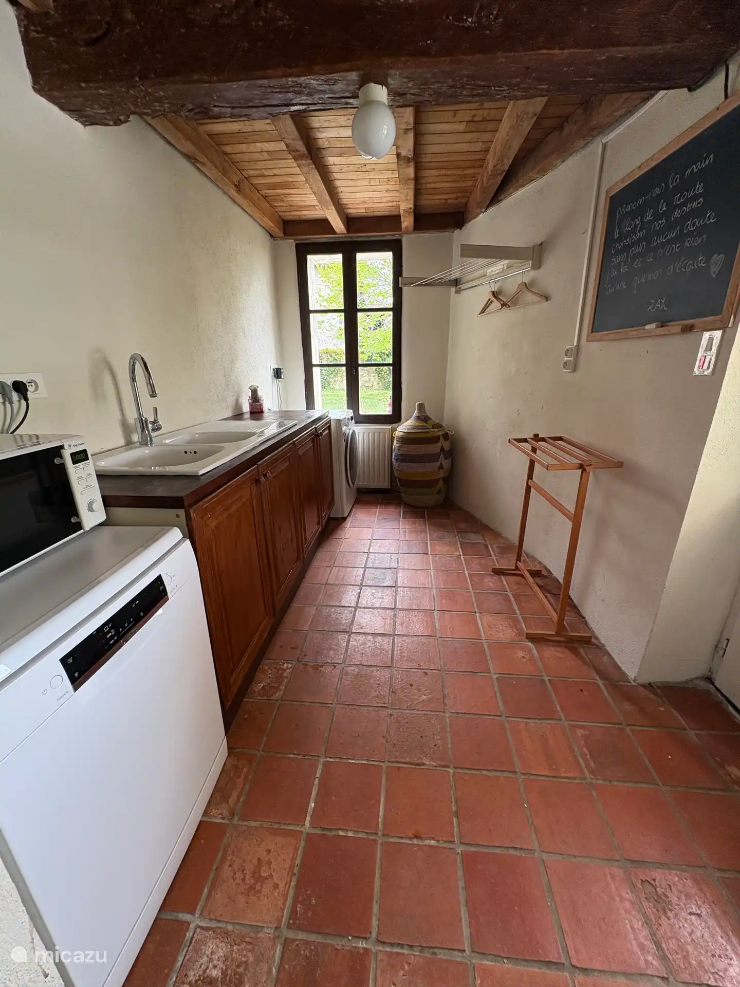 Bijkeuken met vaatwasser en wasmachine