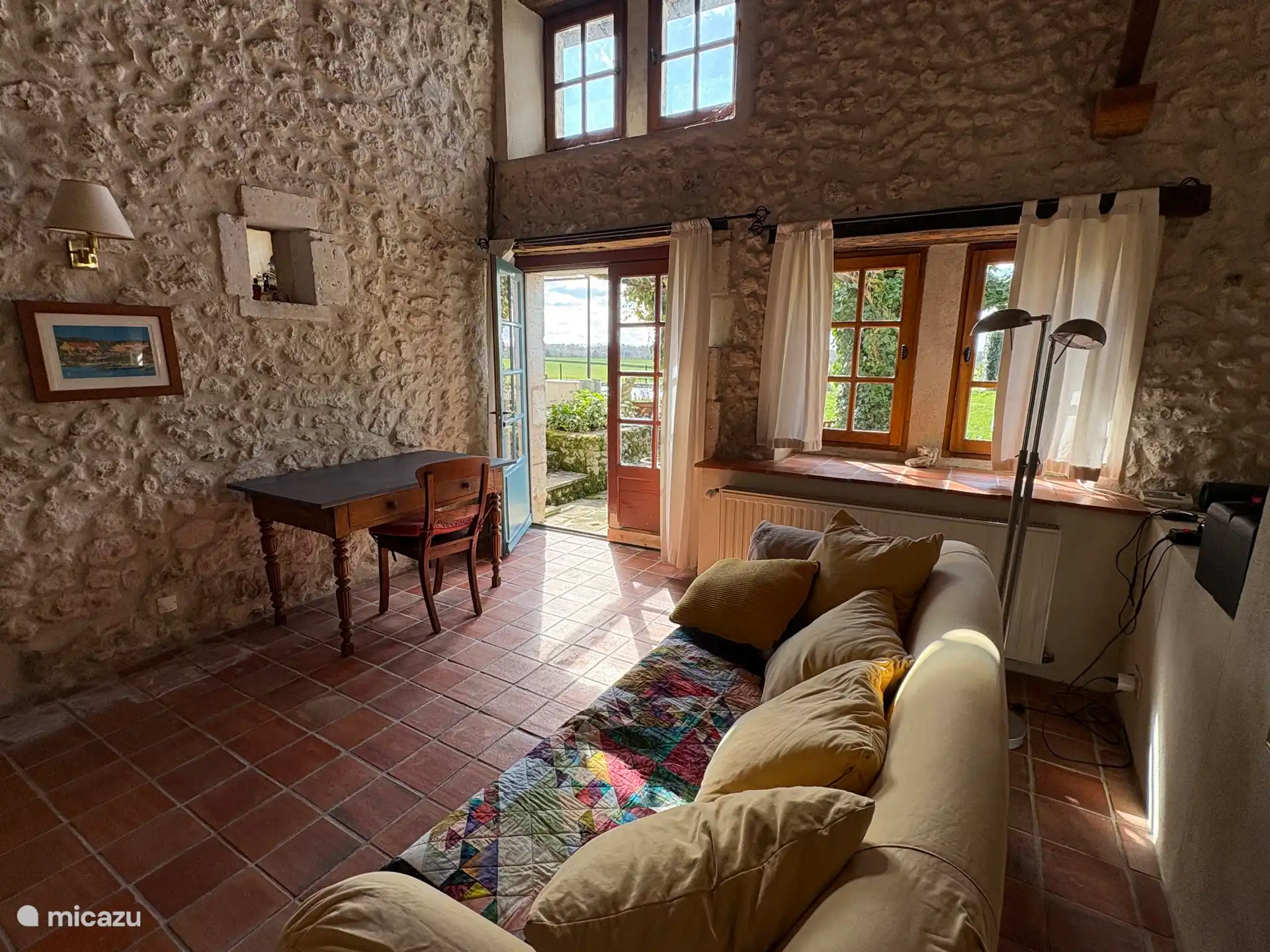 Pequeño salón con lugar de trabajo