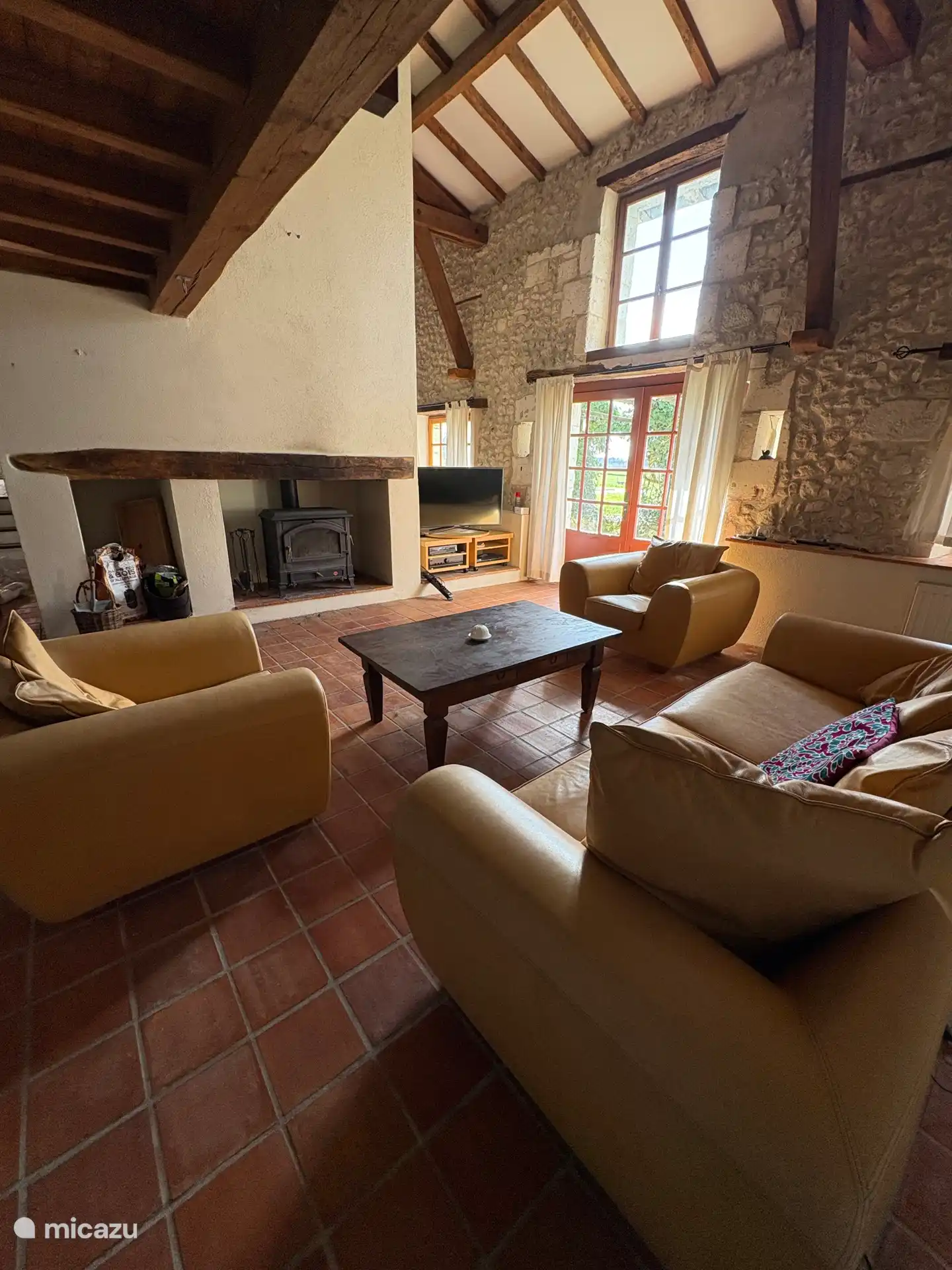 Gran salón con estufa de leña