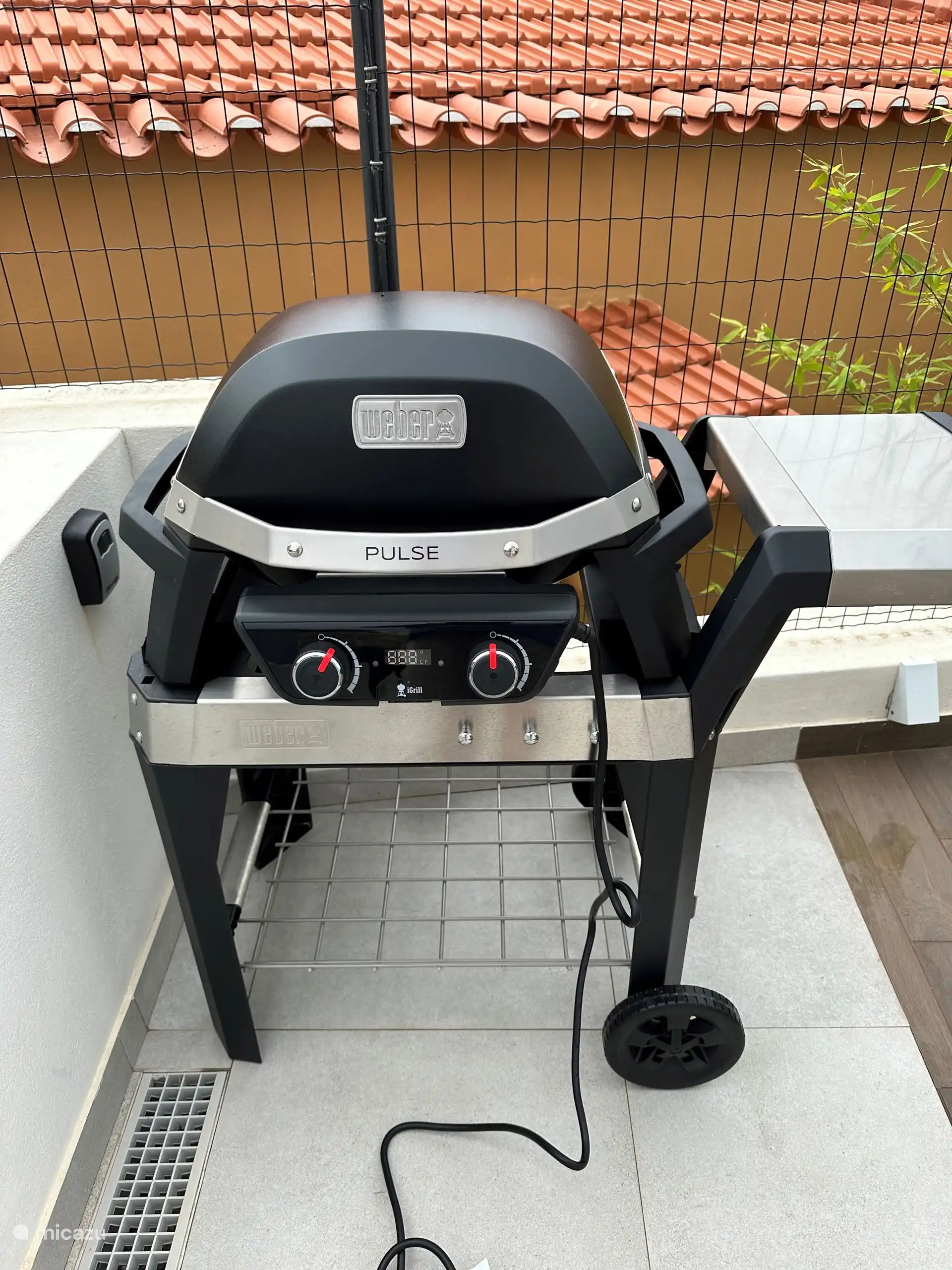 Voor de veiligheid is er een grote elektrische BBQ voorzien. Erg eenvoudig in gebruik en groot genoeg om er voor 6 personen gerechten op te bereiden.