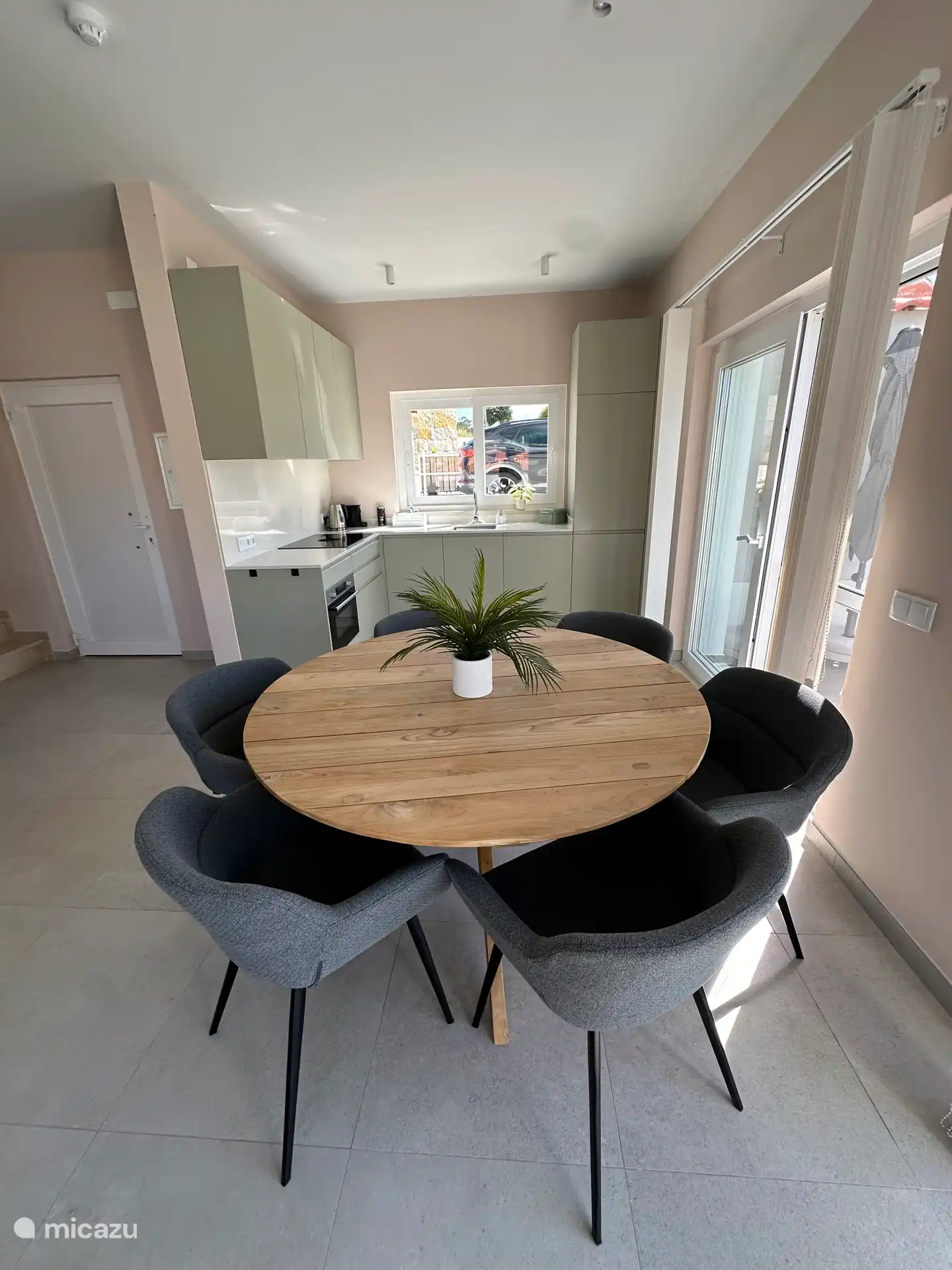 De keuken is voorzien van een koel-vries combinatie (de twee deuren rechts), een vaatwasser (links naast de vriezer), een oven met magnetron en een kookplaat met 4 pitten en een ingebouwde afzuigkap. 