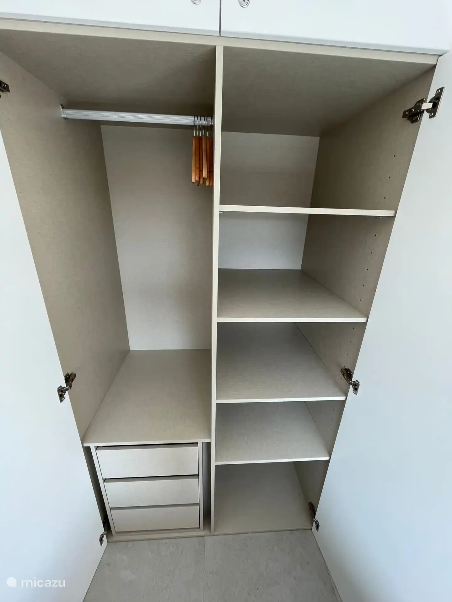 Alle slaapkamers zijn voorzien van grote inbouwkasten. Kledinghangers zijn voorzien.