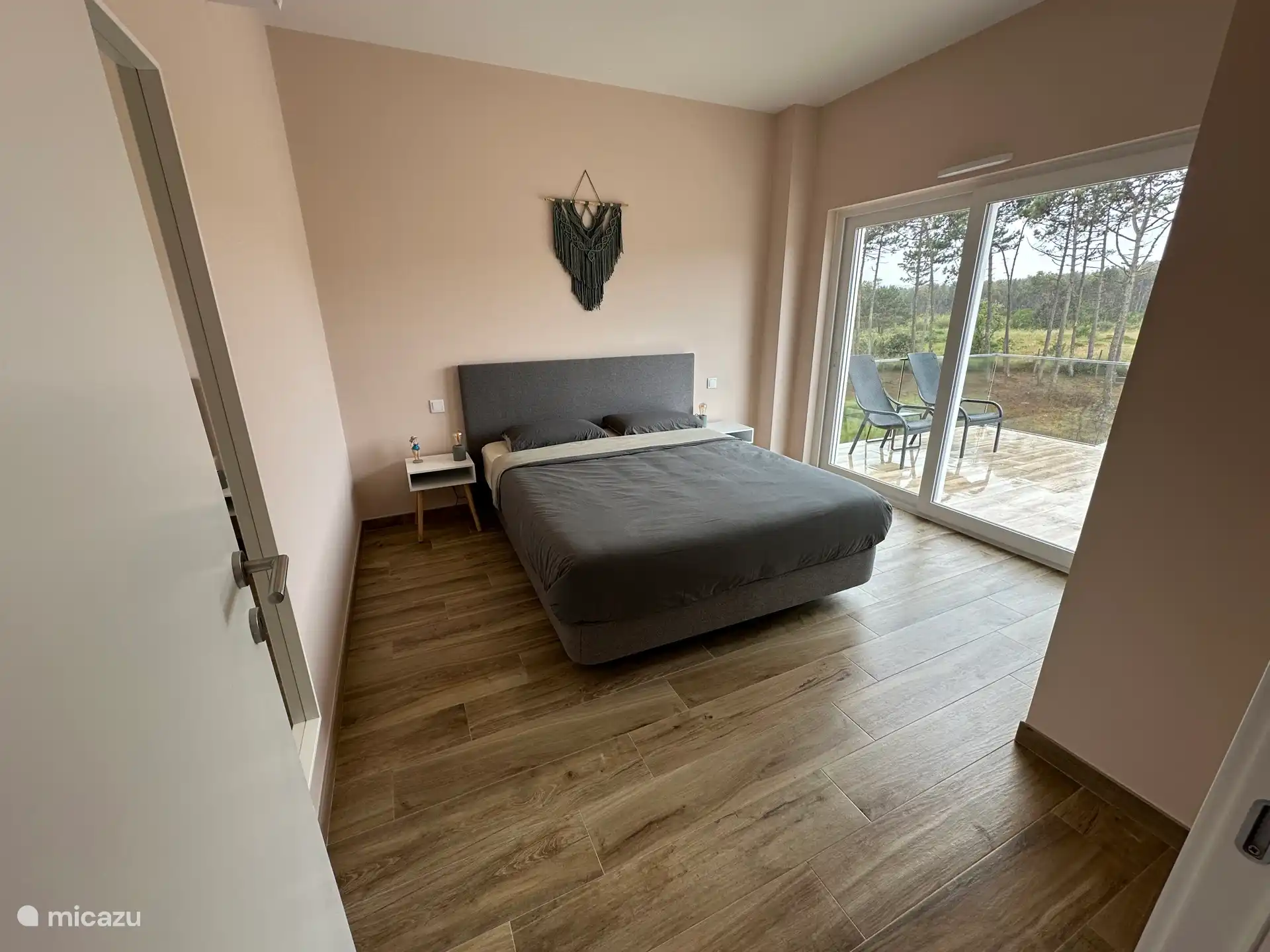 De slaapkamer boven aan de rechterkant (komende vanaf de trap) Beide slaapkamers boven hebben een schuifdeur (met rolluik) die uitkomt op het grote dakterras.