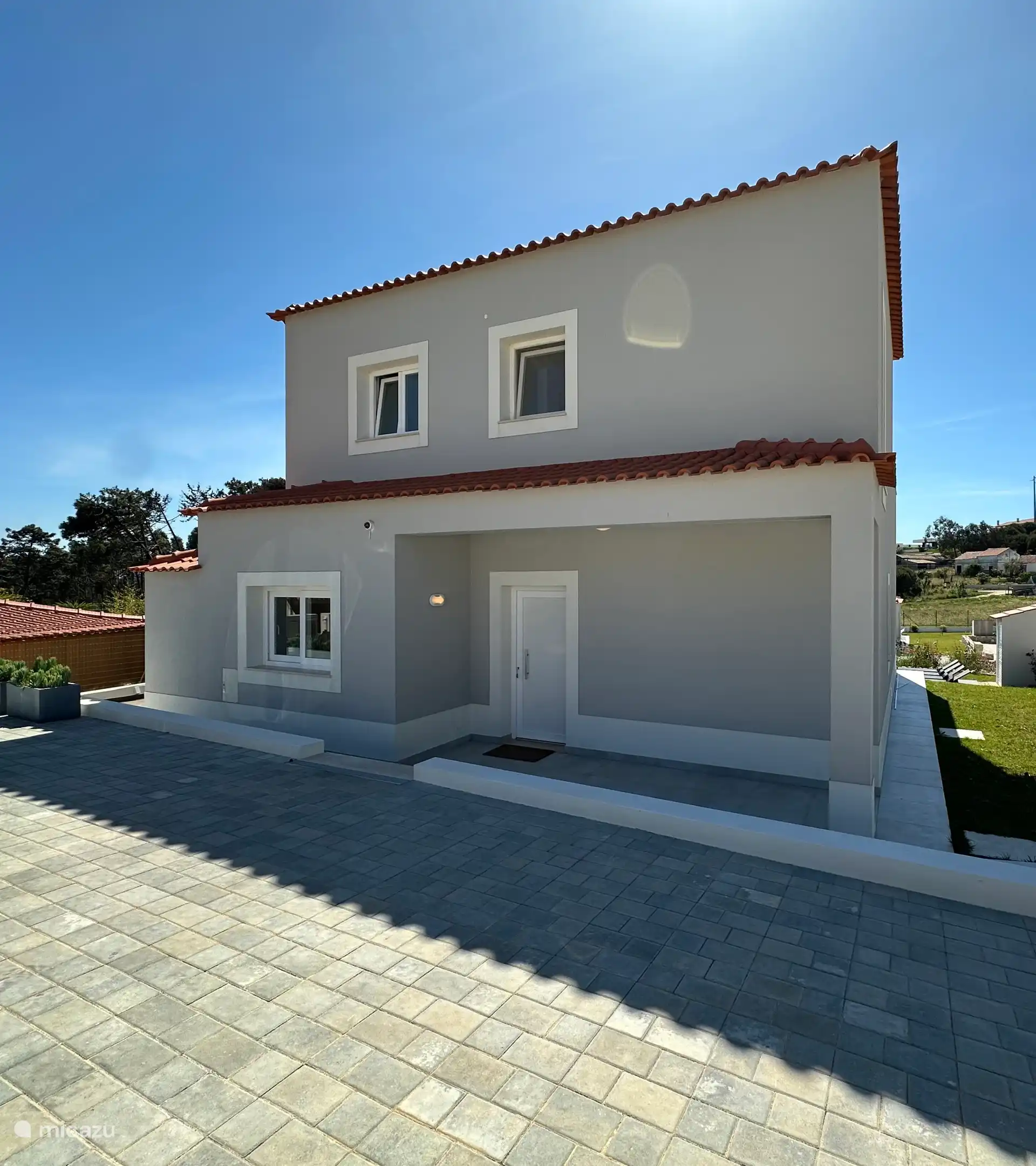 De voorkant van onze vakantievilla met 2 ruime parkeerplaatsen. Er is nog een derde parking aanwezig net voor het huis.