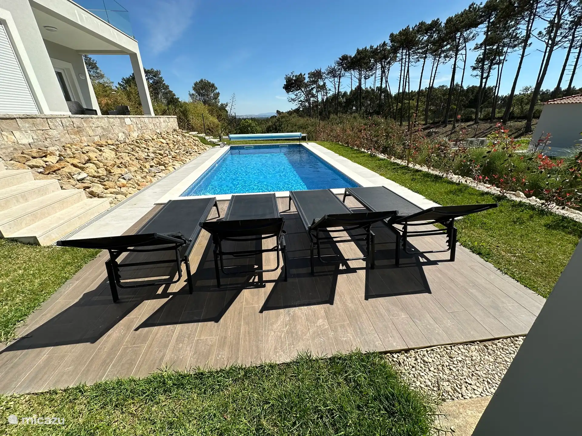 Geniet van het uitzicht aan het privézwembad.	