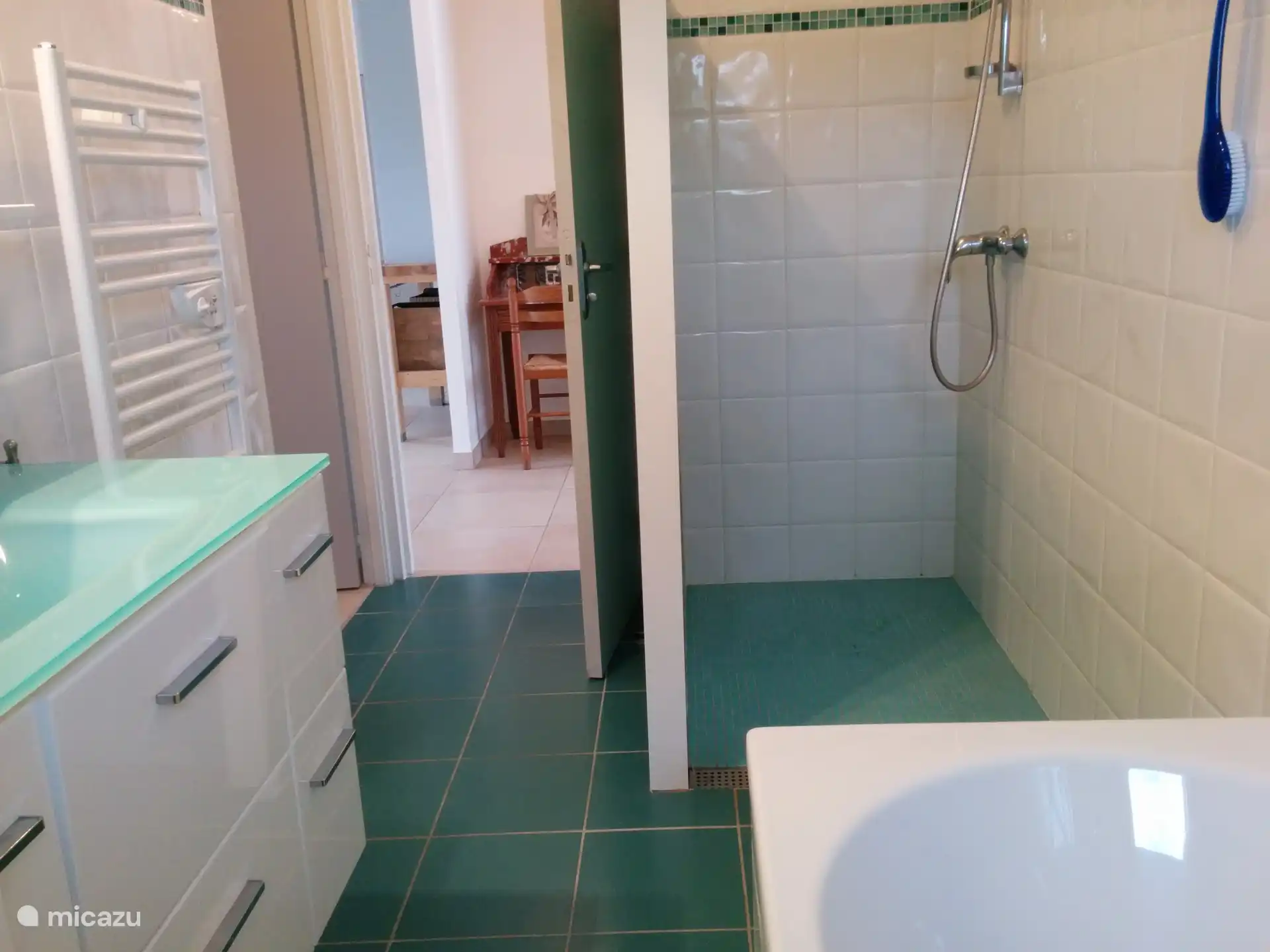 Baño abajo, lado de la ducha