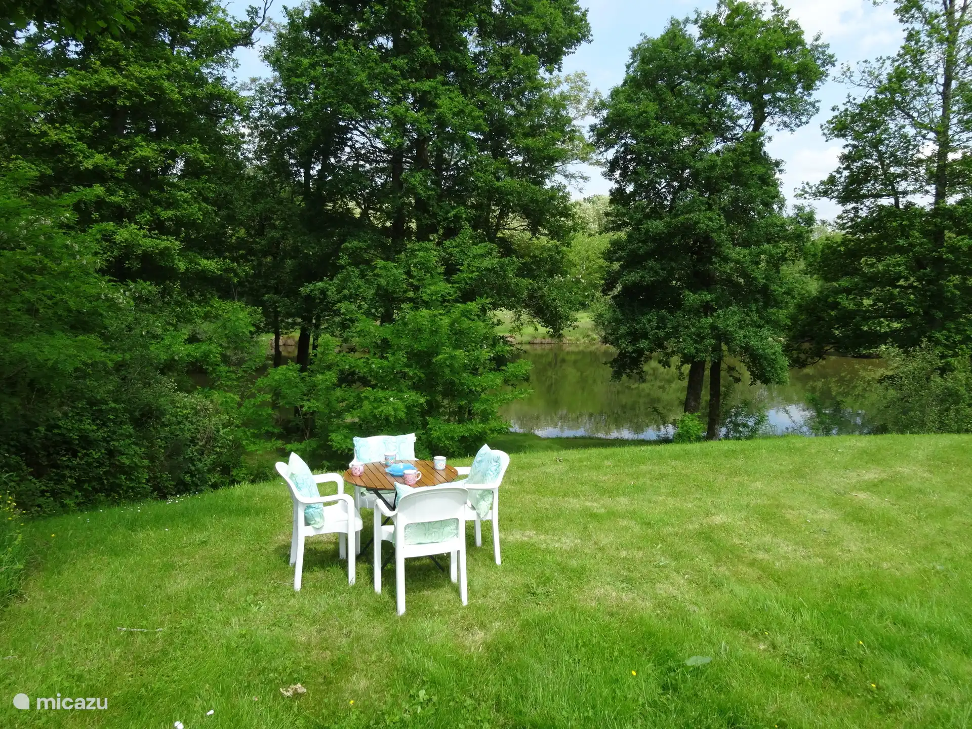 Jardín, con vistas al lago