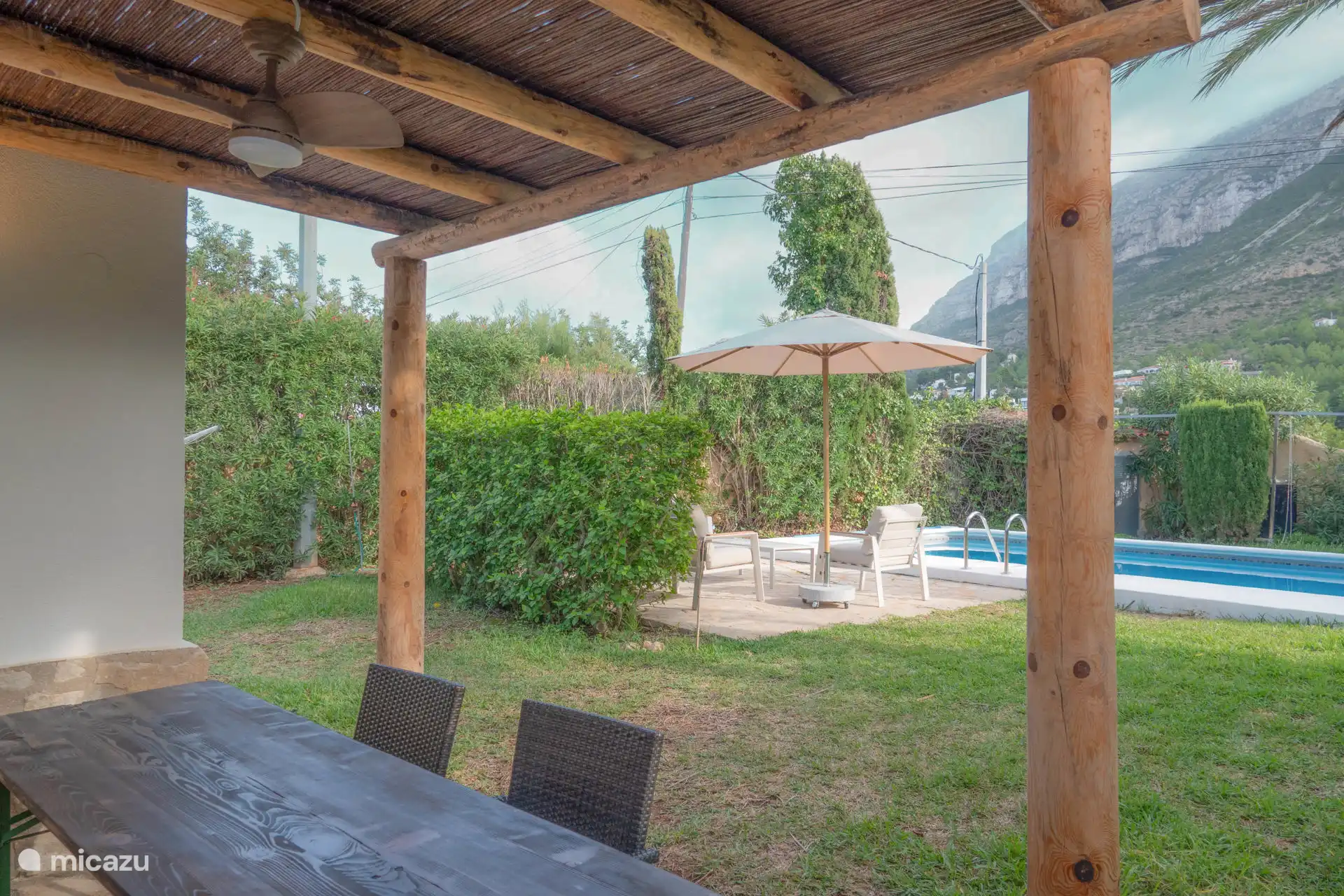 zicht op zwembad en vrij uitzicht Montgo