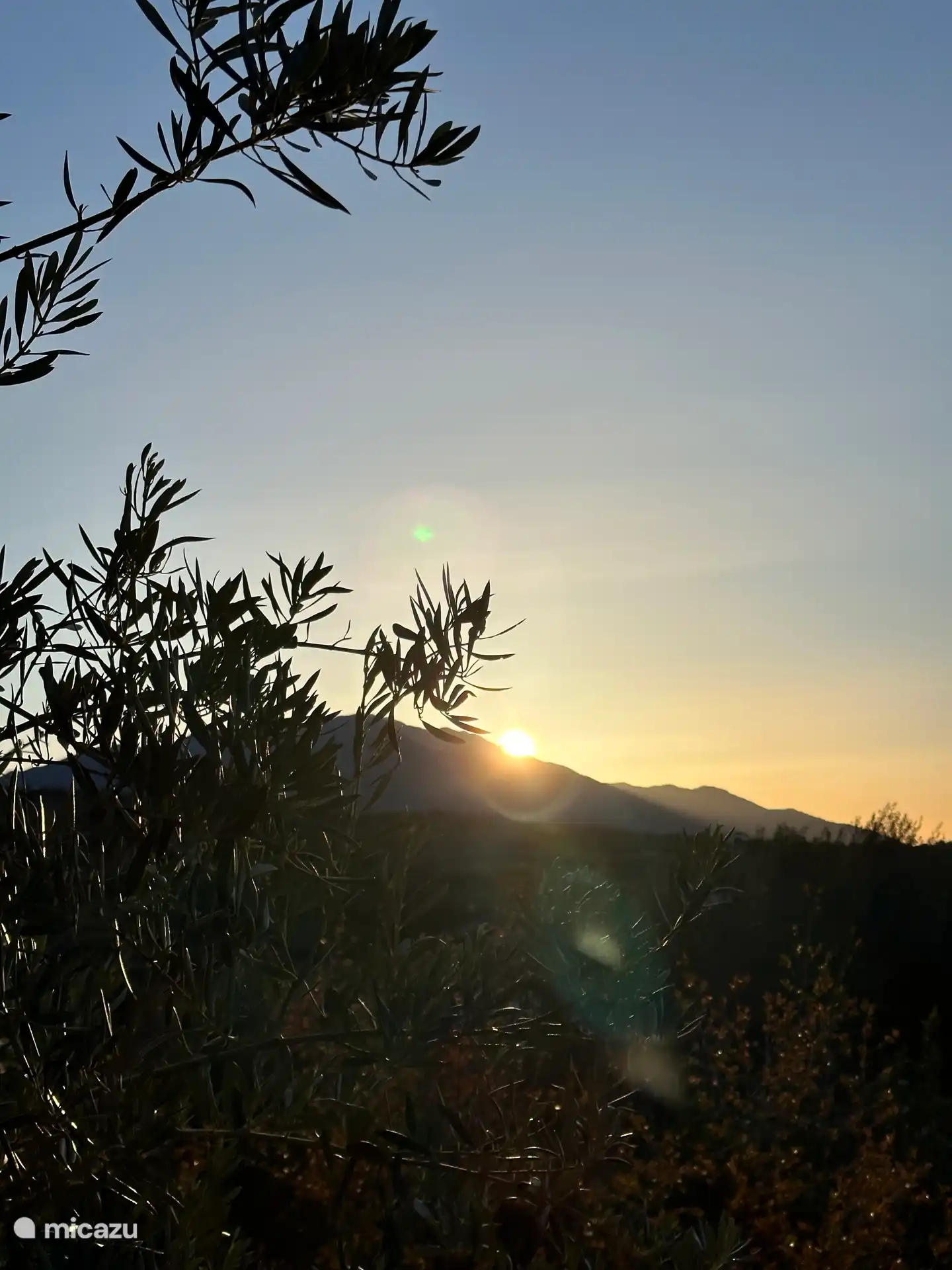 De prachtige ondergaande zon die je kunt zien vanaf het terras.