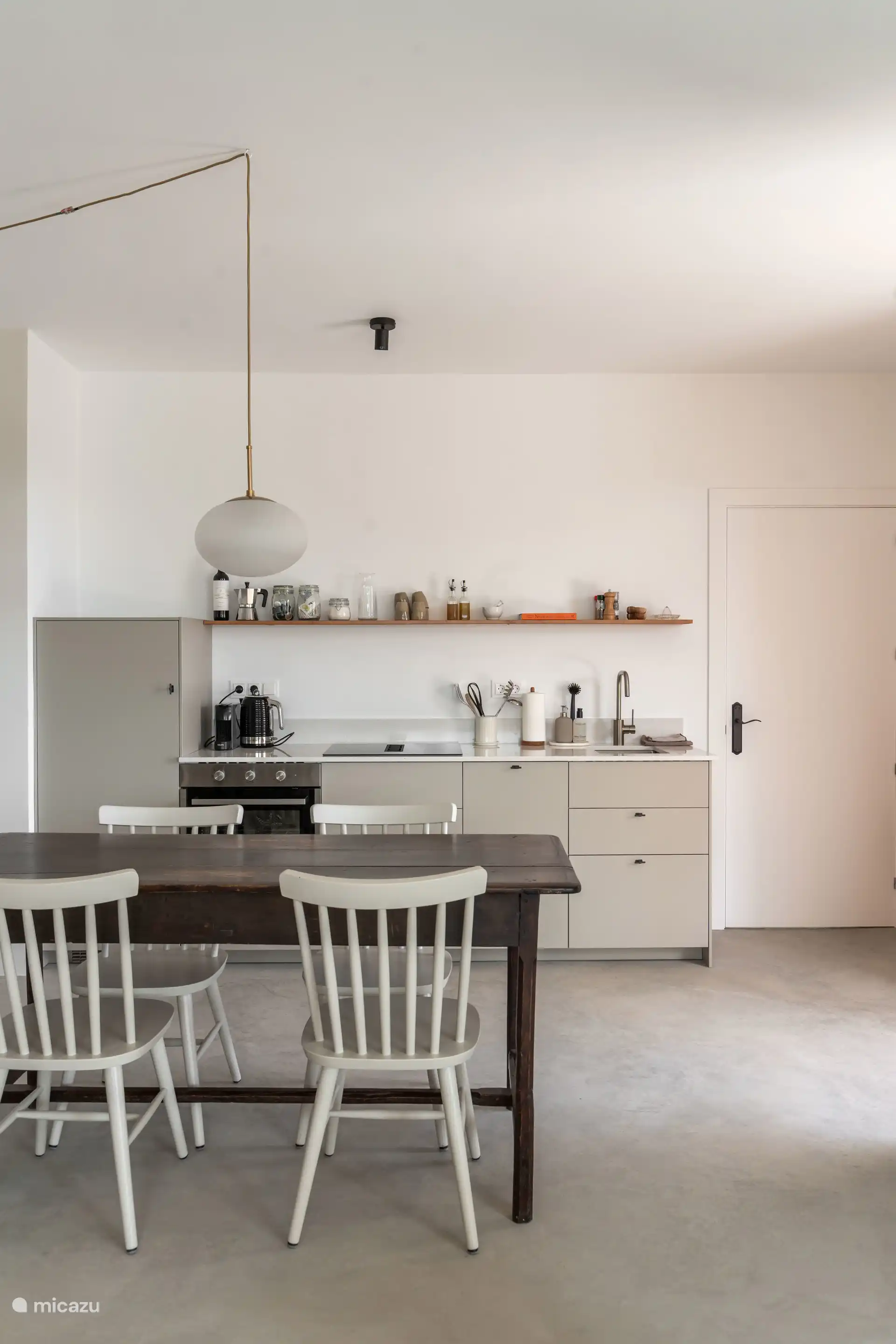 Keuken voorzien van koelkast, vaatwasser, oven, inductieplaat, Nespresso, melkopschuimer, waterkoker en broodrooster