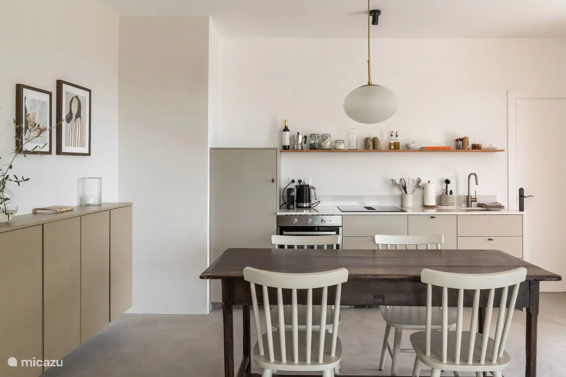 Keuken voorzien van koelkast, vaatwasser, oven, inductieplaat, Nespresso, melkopschuimer, waterkoker en broodrooster