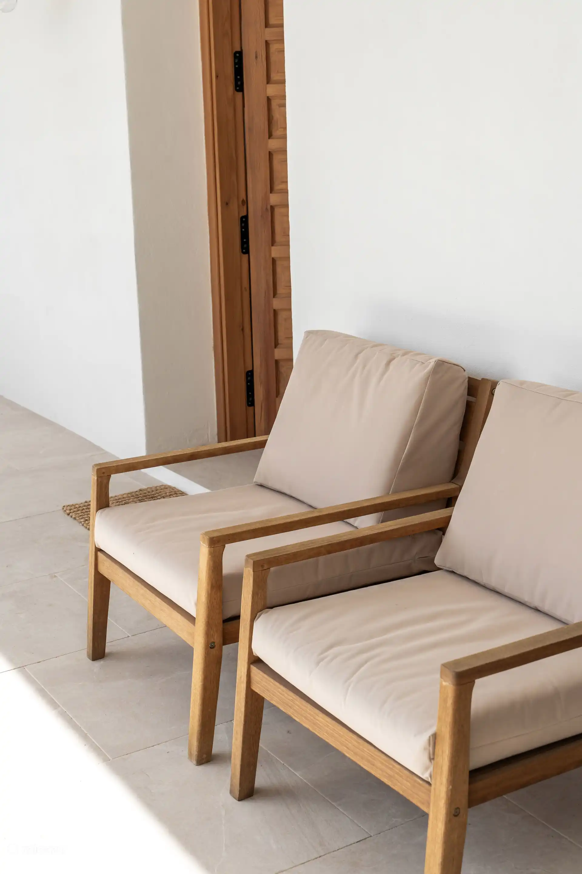 Op de veranda staan deze lounge stoelen met zicht op het stuwmeer en in de verte de zee.