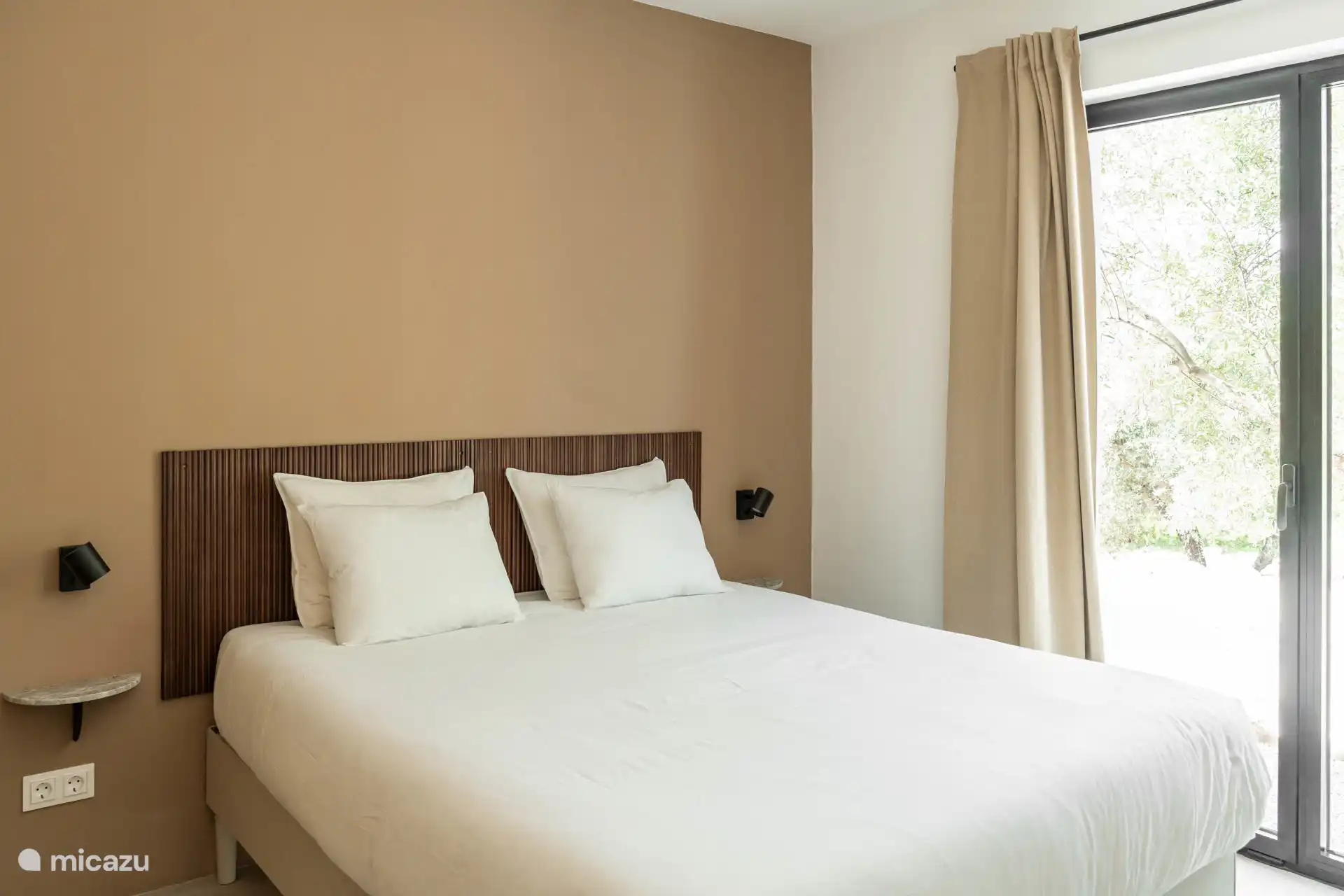 Slaapkamer 1 voorzien van een tweepersoons bed met Matt Sleeps matras (160x200cm). De slaapkamer heeft een kledingkast en is voorzien van een airco voor koelen/verwarmen.