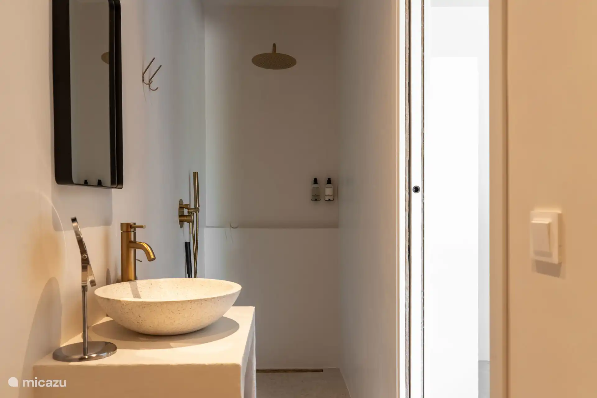 De badkamer ensuite (grenzend aan de derde slaapkamer) heeft een toilet, badmeubel en ruime inloopdouche. Er zijn handdoeken, een fohn en shampoo en douchegel aanwezig.