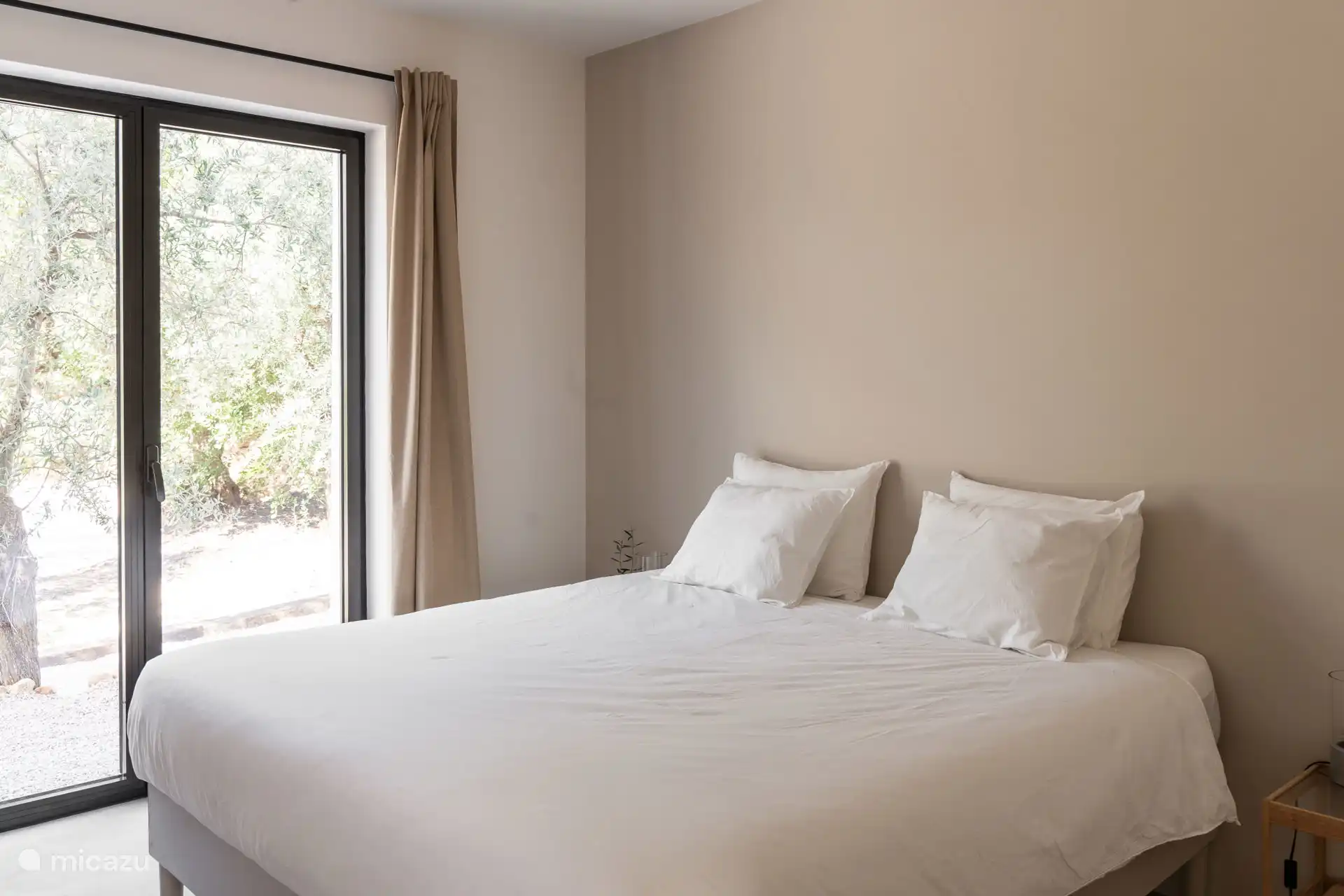 De 2e slaapkamer heeft 2 enkele bedden van 90x200cm, die gecombineerd kunnen worden tot een king size bed van 180x200cm. Er is een kledingkast en de airco kan de kamer koelen/verwarmen.