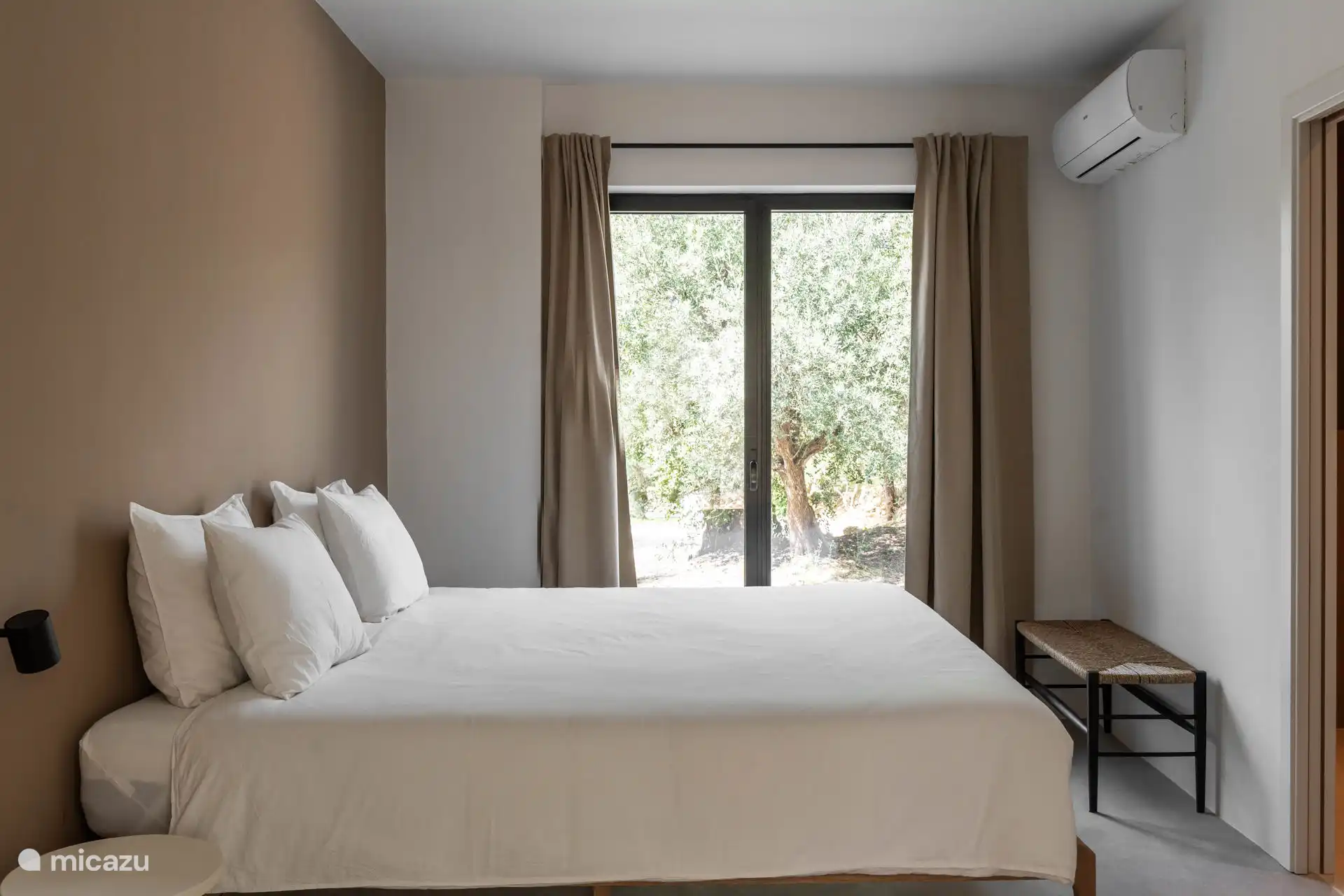 Slaapkamer 2 heeft een king size bed van 180x200cm met een heerlijk Matt Sleeps matras. Er is een kledingkast en de airco kan de ruimte koelen/verwarmen. Er is een badkamer ensuite.