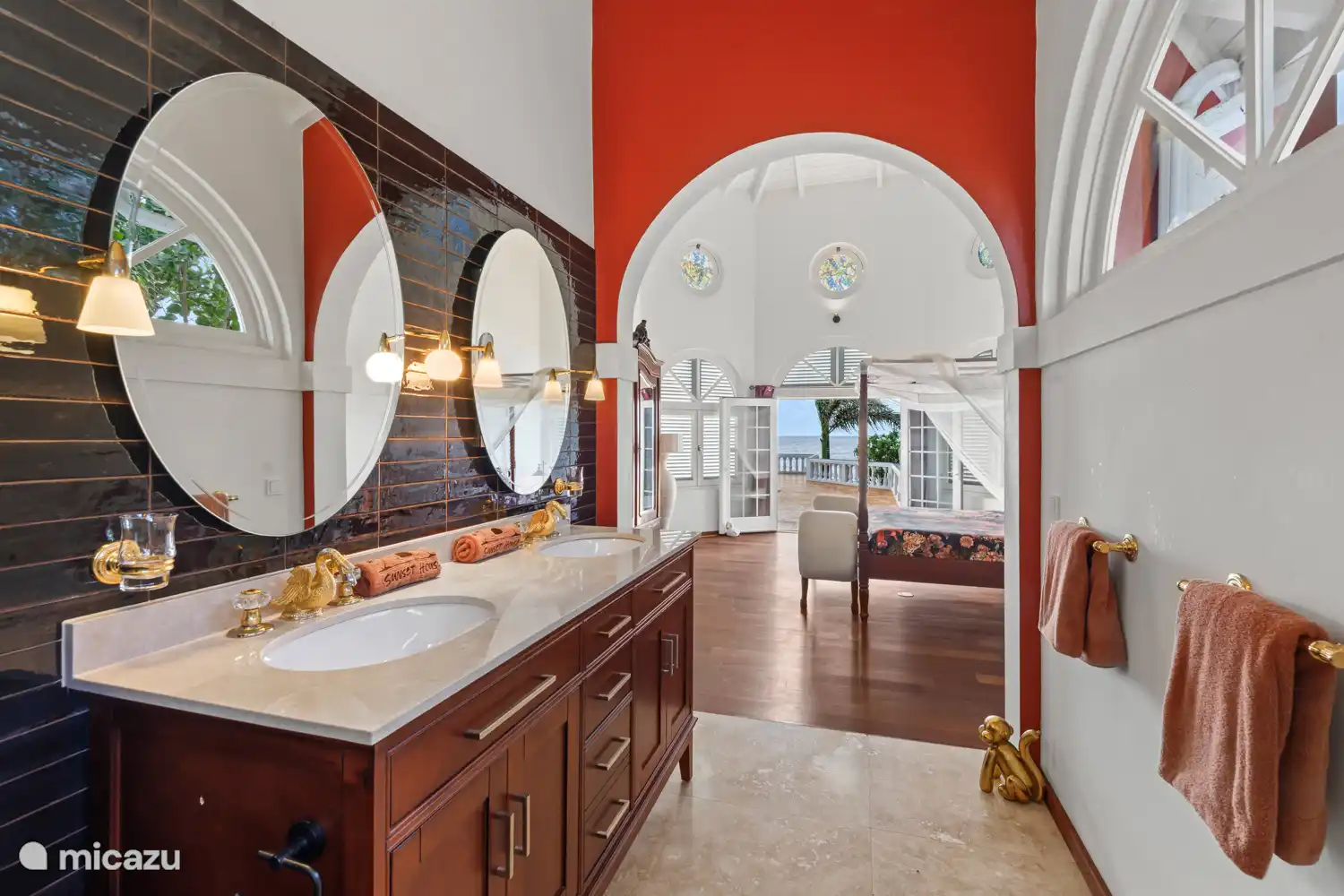 Master-Badezimmer mit eigenem Bad