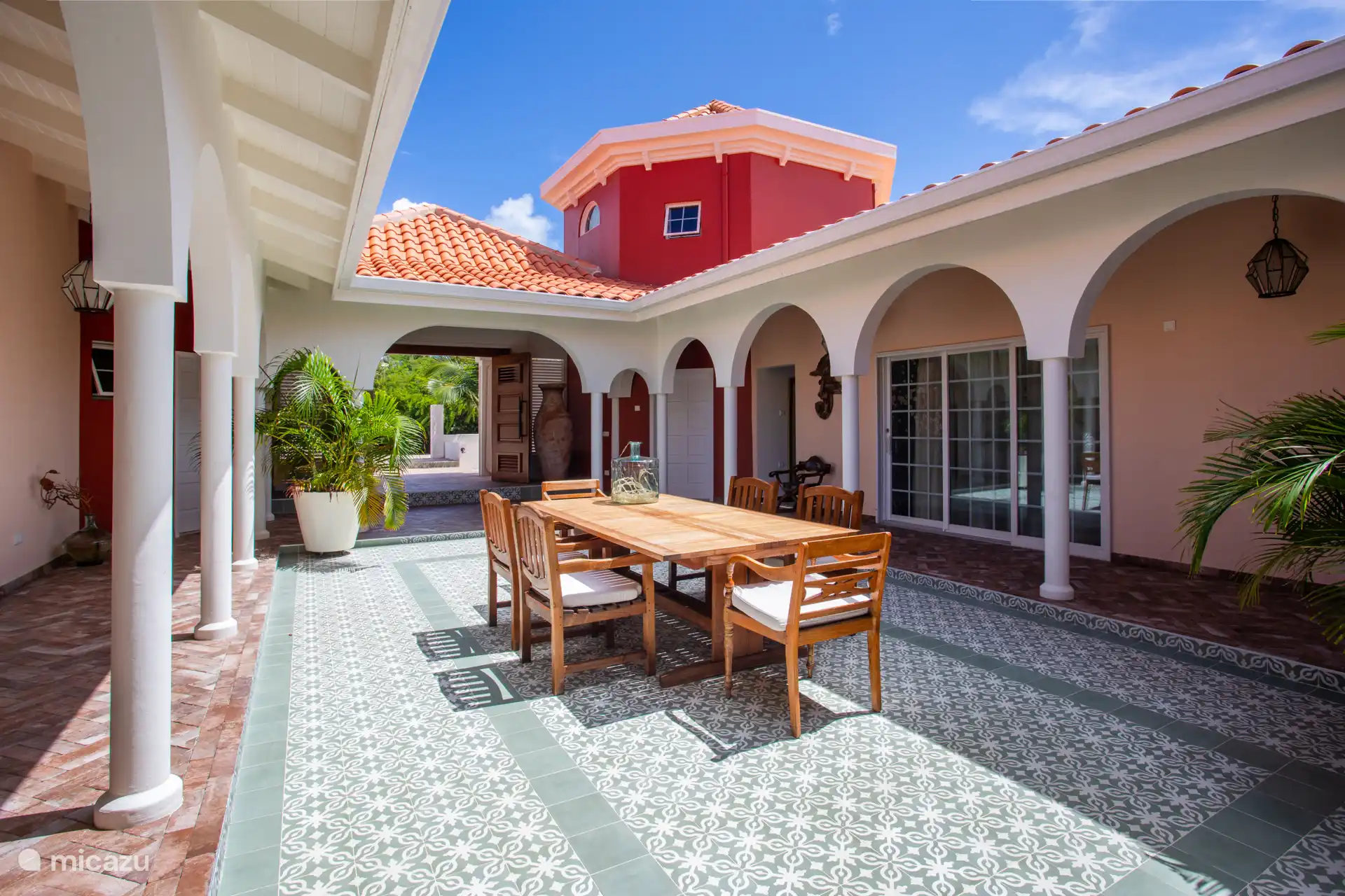 Großer Tisch in einem schönen Innenhof