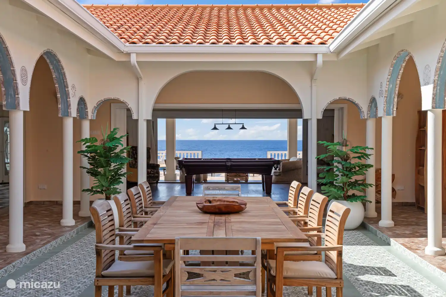 Innenhof mit großem Tisch