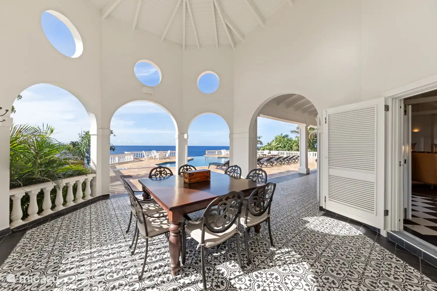 Tisch neben der Küche mit Blick