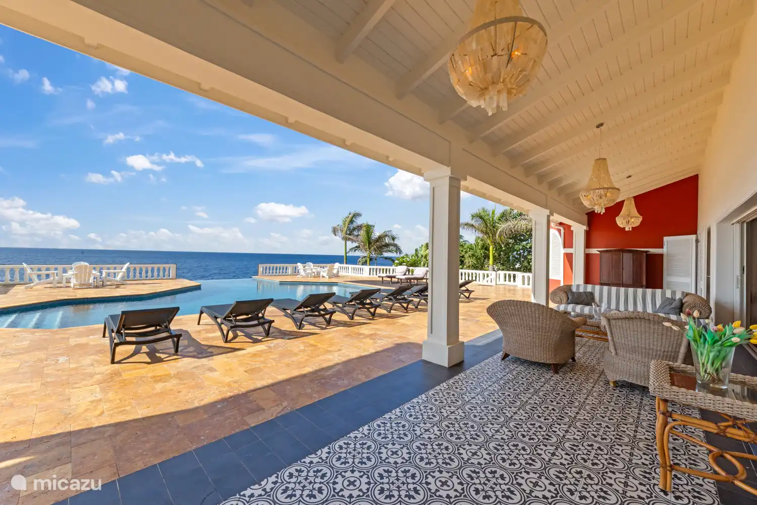 Schöner Loungebereich und viele Sonnenliege