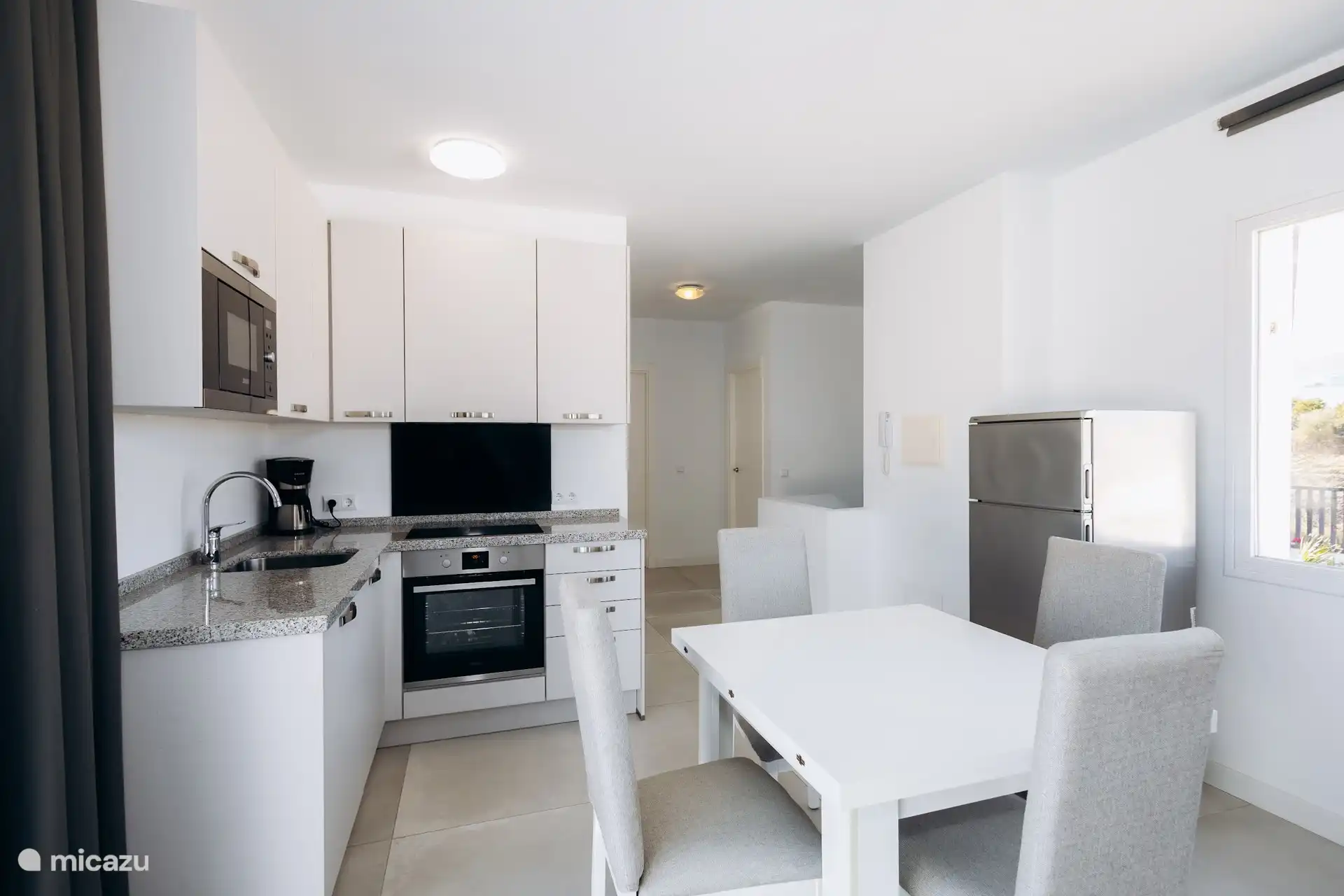 Table à manger et cuisine au rez-de-chaussée