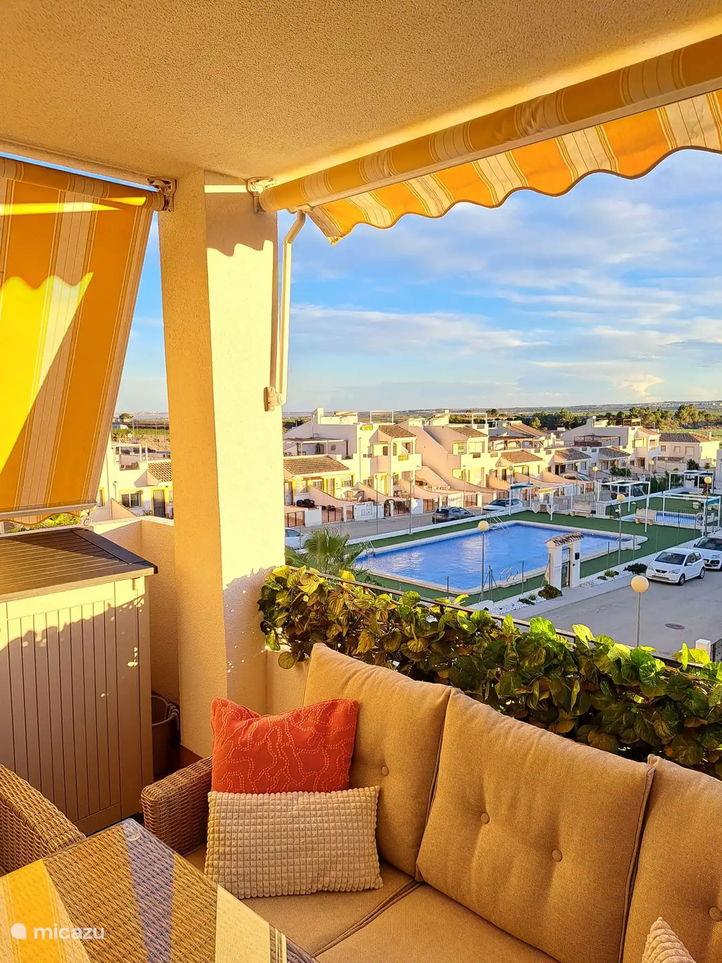 Het uitzicht vanuit het terras op het royale zwembad.