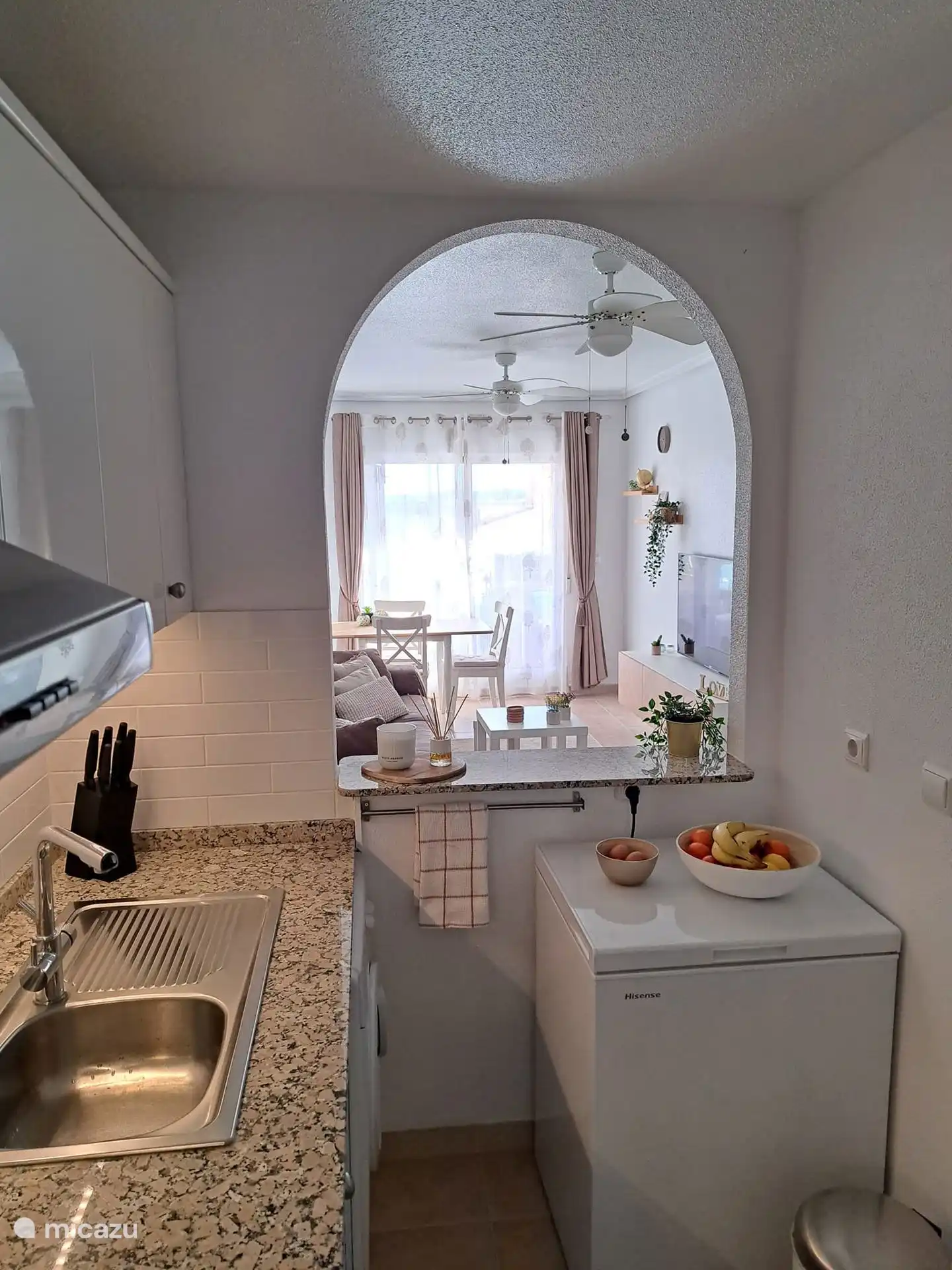 Een view vanuit de keuken naar de woonkamer.