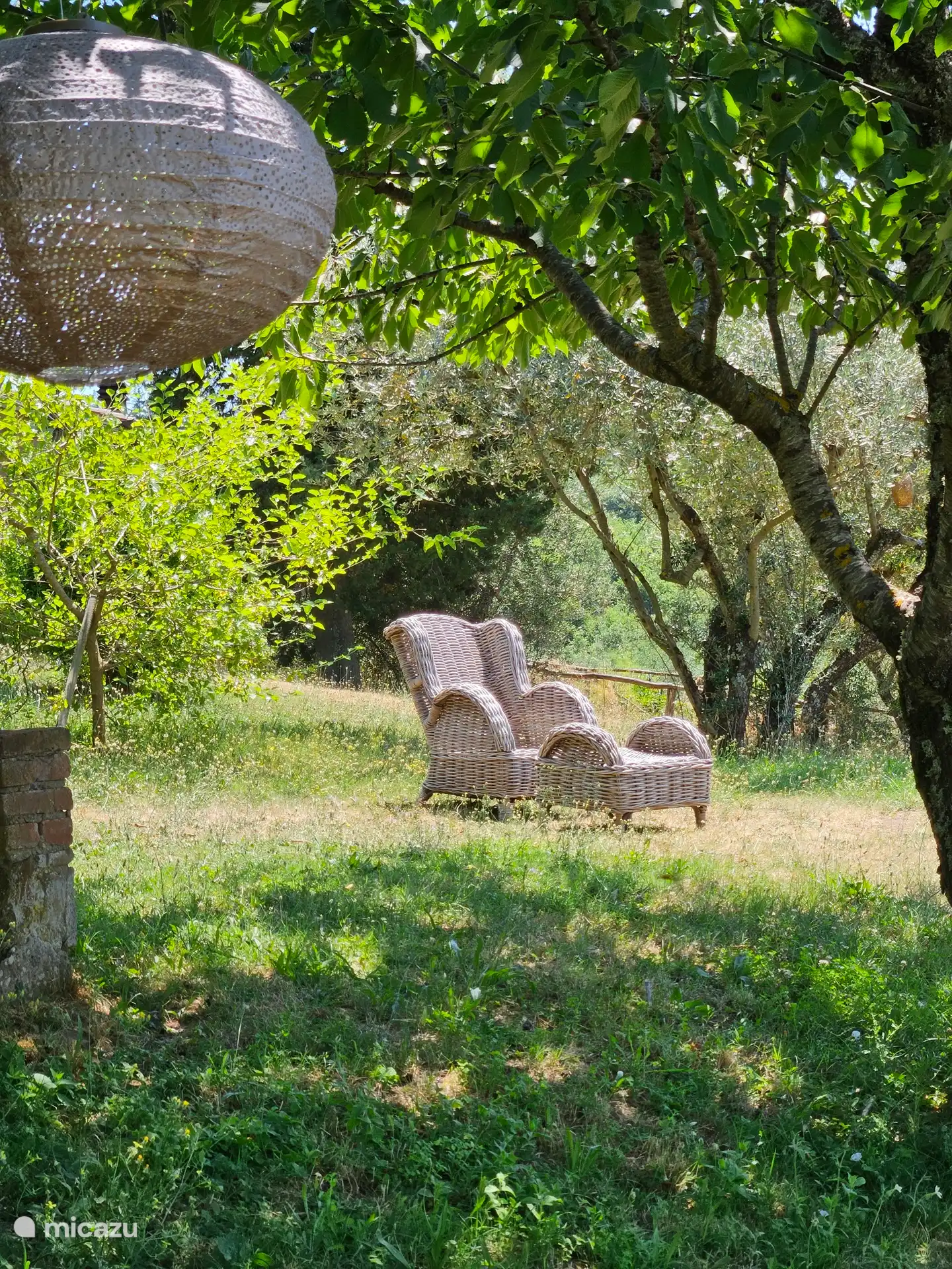 Genieten in de tuin van Limone in de rieten stoel