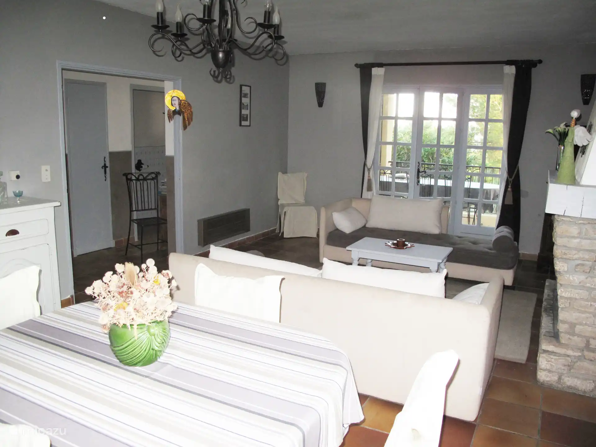 De eetkamer met zijn open haard 