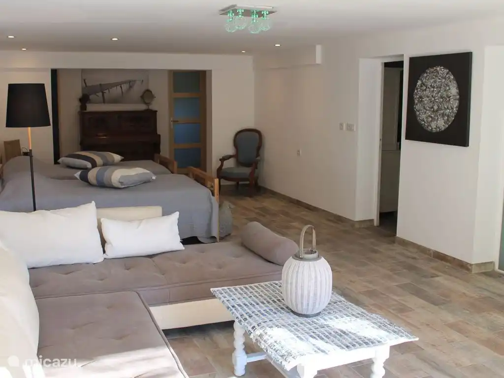 Slaapkamer 4 met woonkamer die uitkomt op een OOSTTERRAS